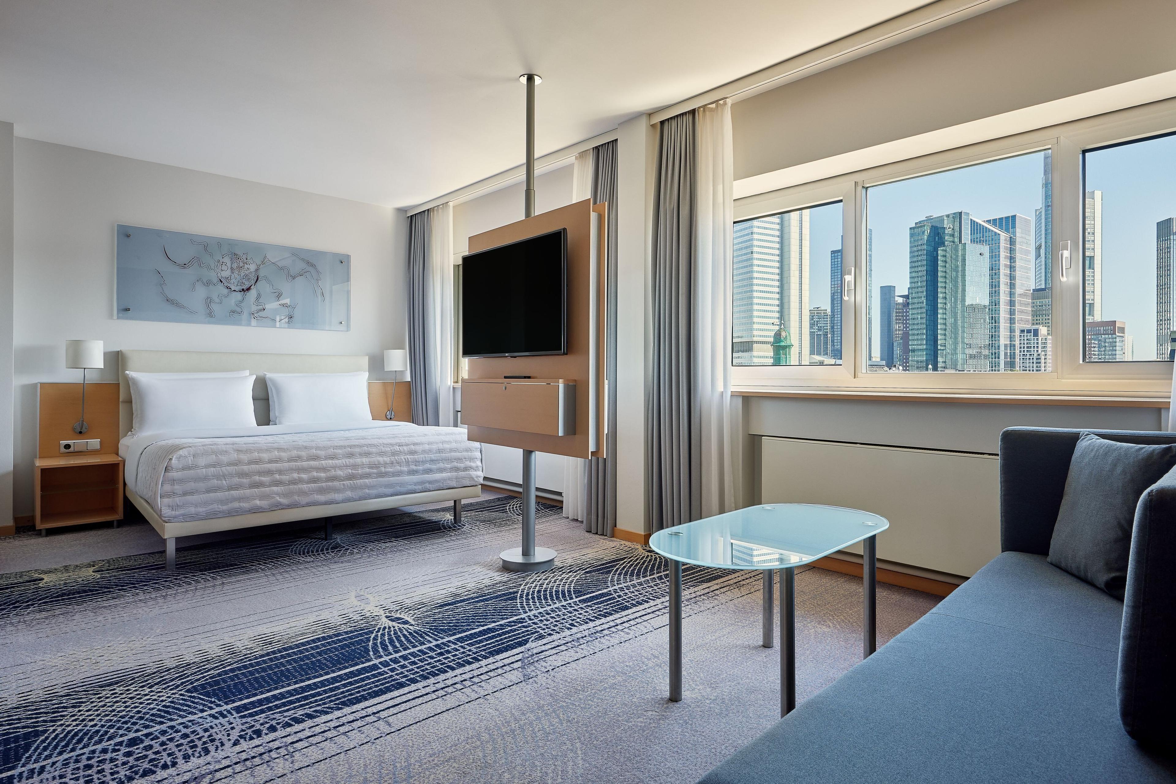 After an eventful day in the multifaceted metropolis Frankfurt, you’ll want to enjoy some time alone in the quiet of your room with a great view on the skyline.