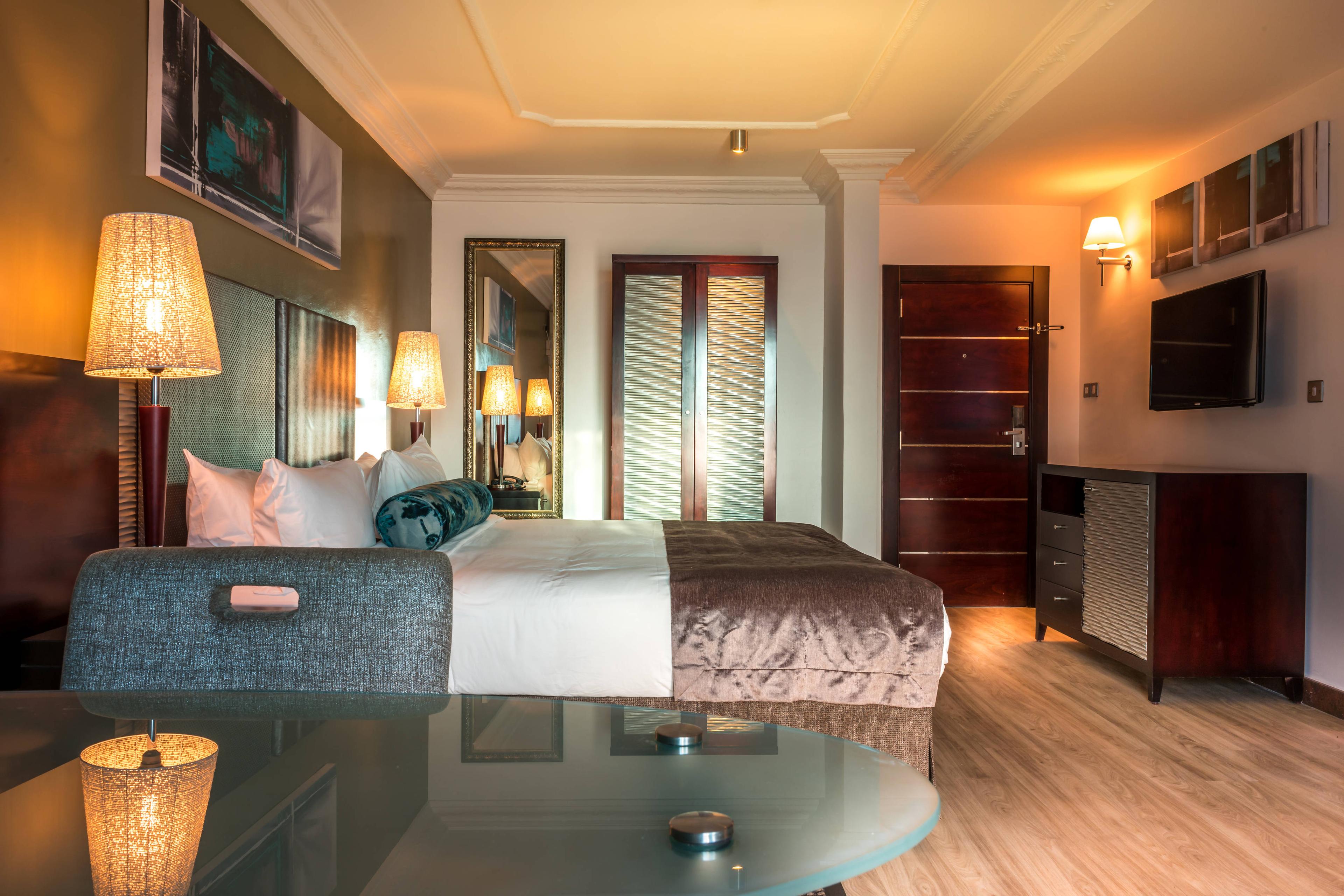 Enjoy spacious and modern finishes when staying in the Superior Guest Room.