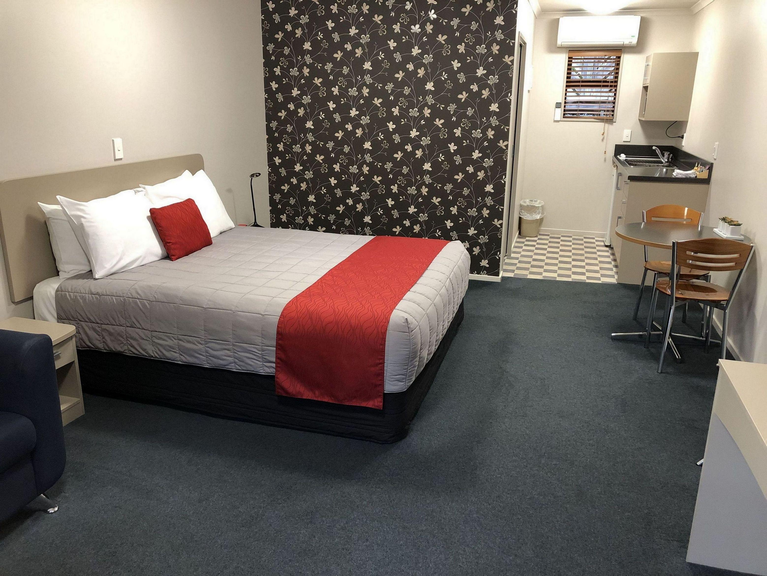 Superior Spa suite, King bed. Double glazed with Air con and heat pump for guest comfort. Electric blankets, fully self-contained kitchen, large ensuite bathroom with spa bath, hairdryer, LCD TV with Sky. Work station with wireless broadband.