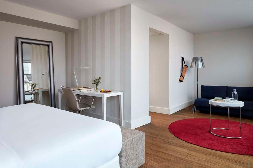 Avani Frankfurt City Hotel Guest Room Deluxe Room Interior Couch Desk