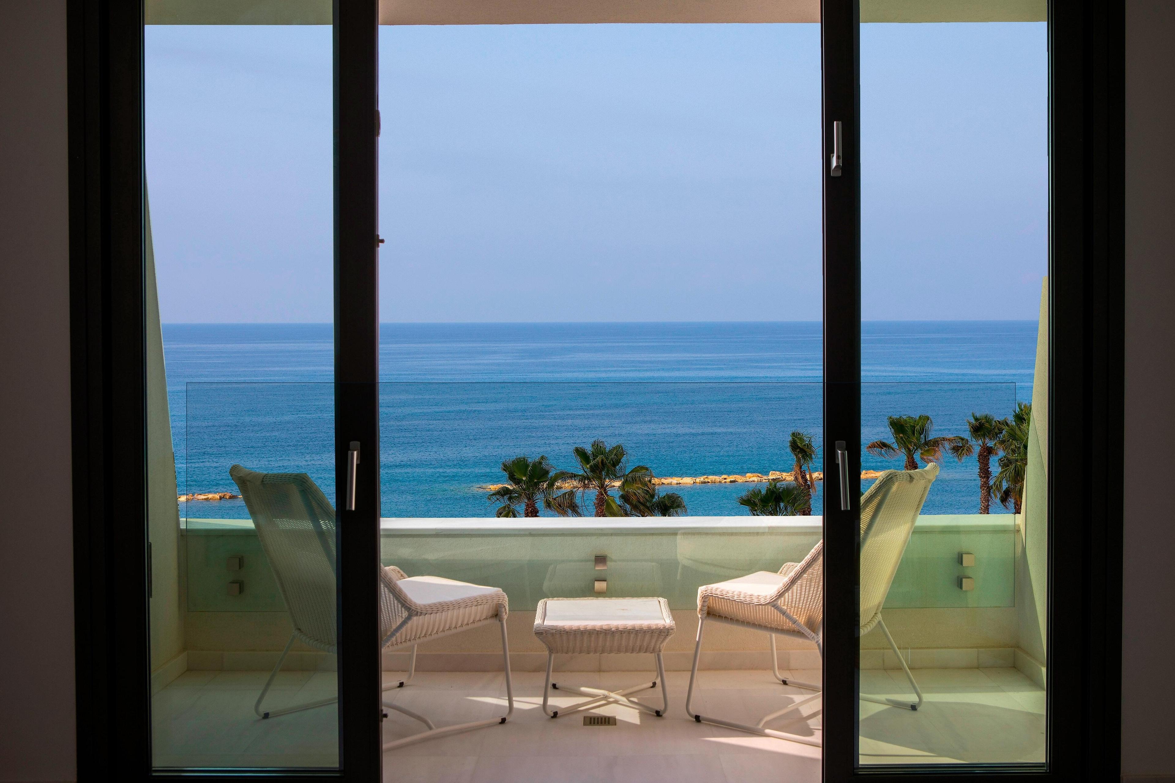 Enjoy a captivating sea view from the comfort of the Park Suite villa with private pool.