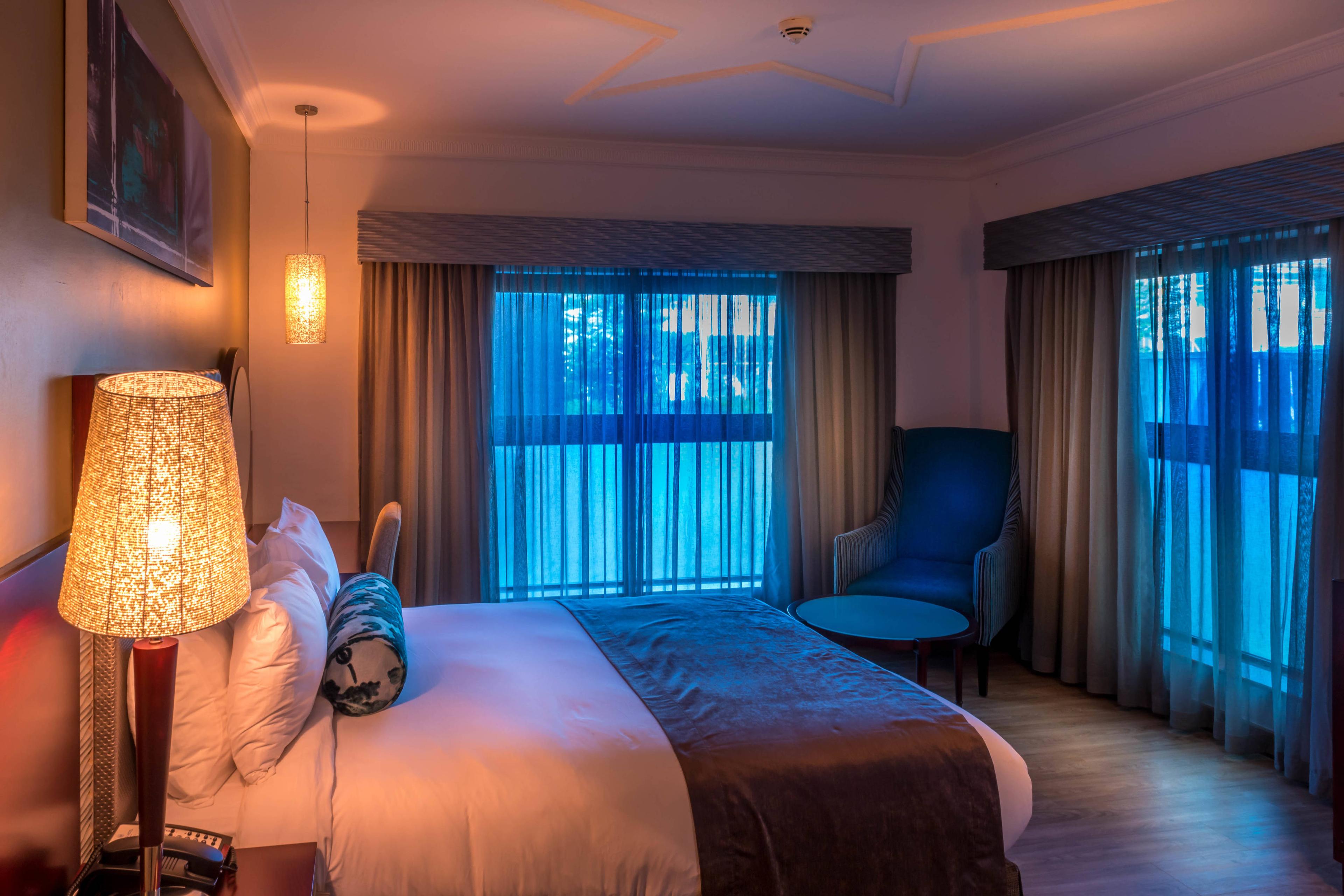 The Diplomat Room comes with a queen size bed and offers ocean views from the balcony. Guest amenities include tea/coffee-making facilities, airconditioning, complimentary Wi-Fi and mini-refrigerator.