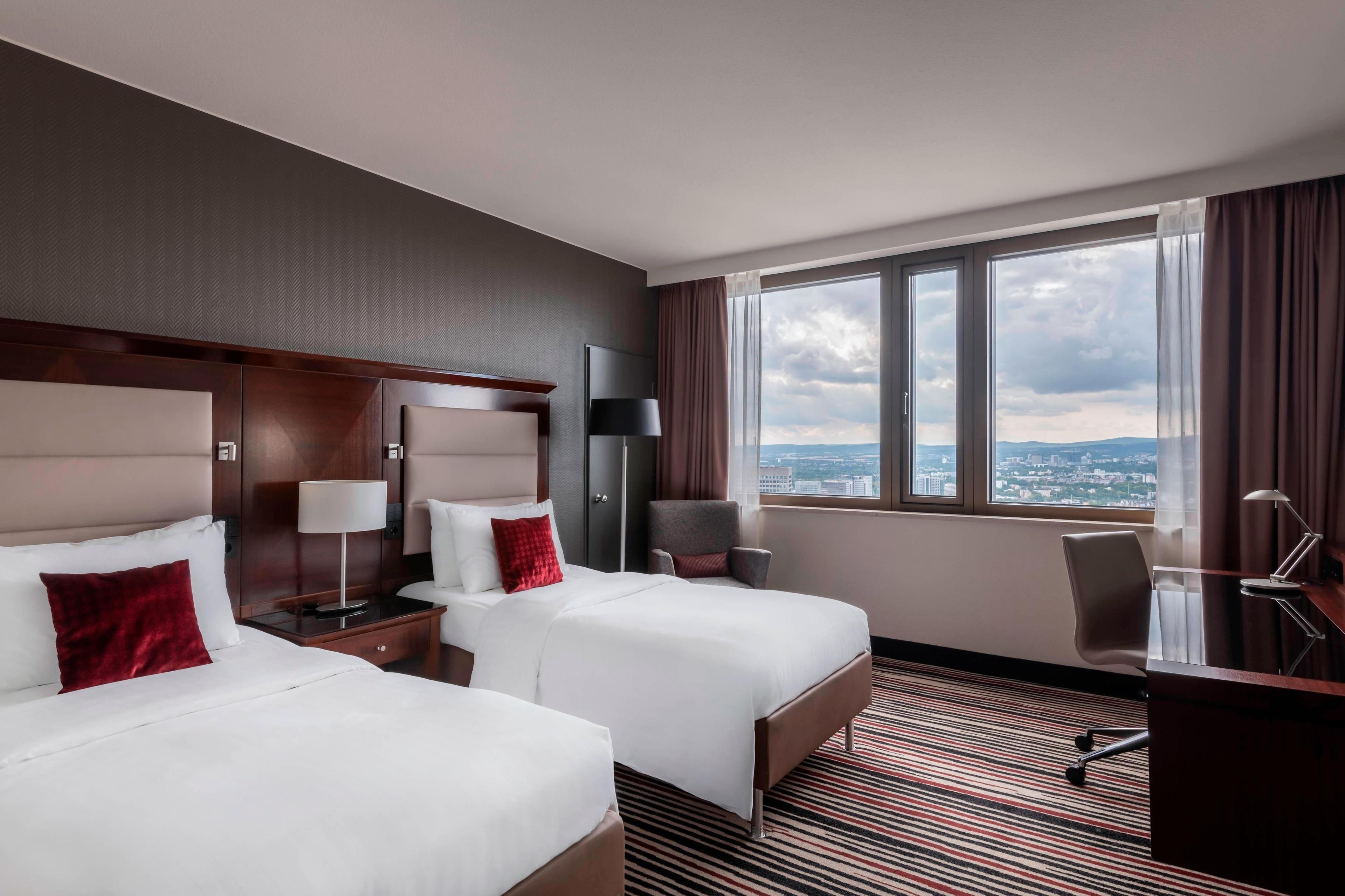 Our twin/twin guest room is a perfect central accommodation at a top business hotel in Frankfurt.