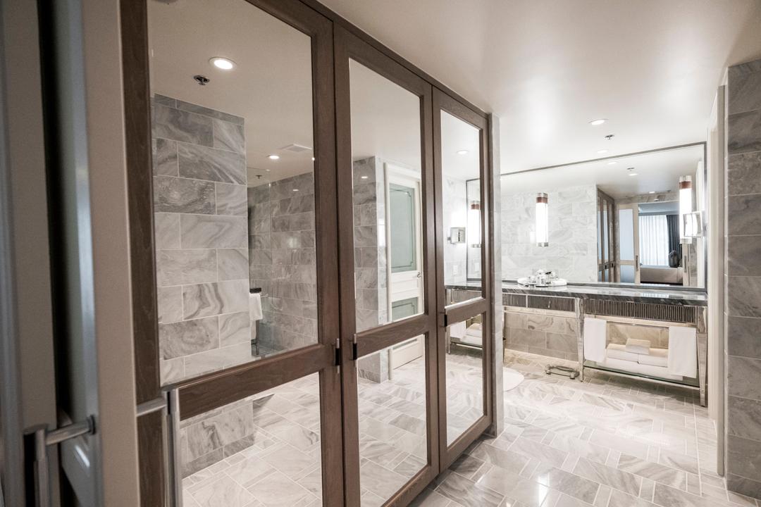 Take advantage of all the space in our Aspen Suite master bathroom, which provides enough room for multiple guests to get ready in.