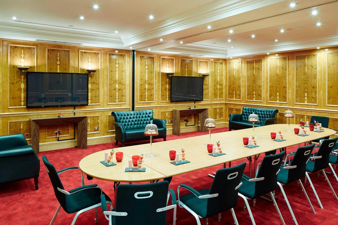 This wood panelled room is ideal for high end boardroom and executive meetings accommodating up to 20 people.