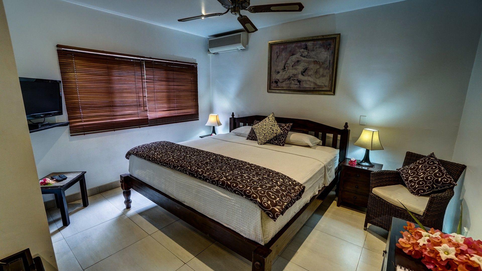 Double room and facing side-view in tropical garden, private bathroom, air conditioning, ceiling fan, fridge, TV/DVD, IDD phone, wireless Internet, coffee and tea facilities, hairdryer, in room safe
