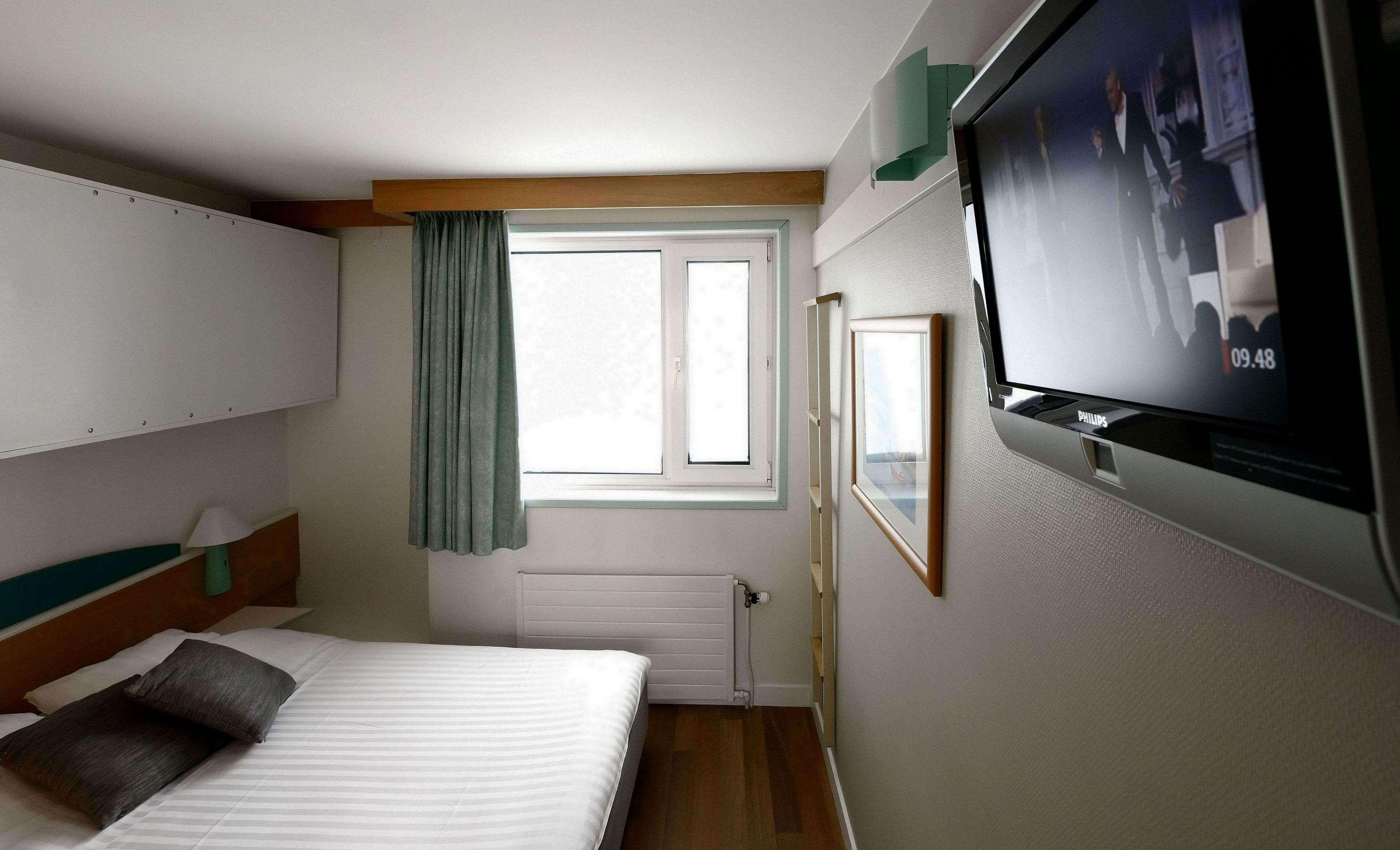 Free WiFi, flatscreen TV, a work area with desk. Beds are 140cm. Bathroom with shower.