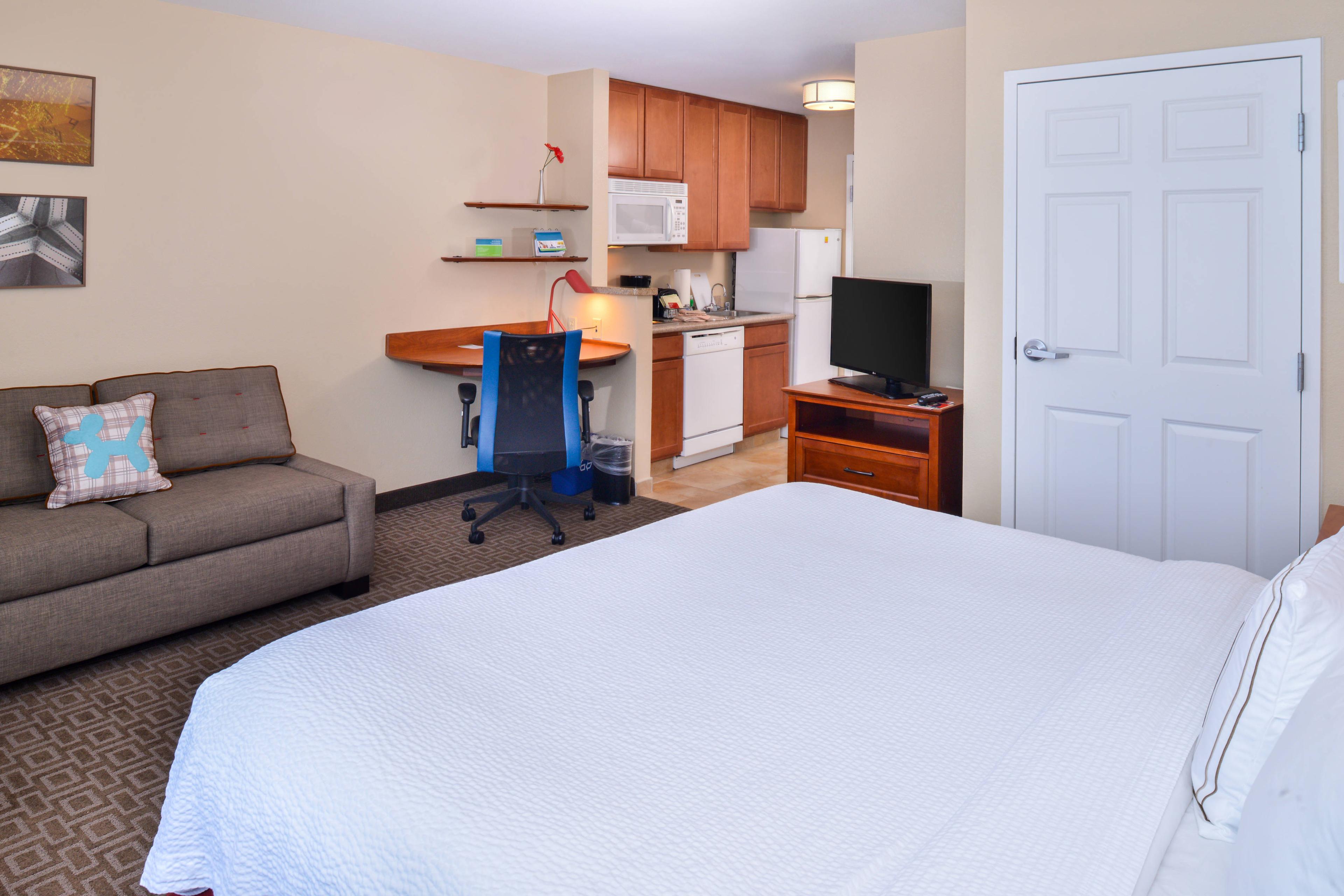 You'll find all the conveniences of home in our Studio King Suites. Our suites come with a full kitchen that includes a full-size refrigerator, microwave, dishwasher, and stove top, plus plenty of space to spread out.