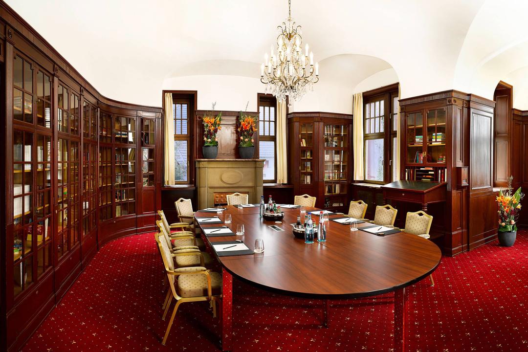 The Bibliothek is the ideal space for meetings in an exclusive surrounding, small conferences and stylish dinners.The historic library is located on the conference floor of the hotel. Guests can enjoy a breath-taking view of Frankfurt’s skyline from this space, making it ideal for small celebrations and private dinners. On three sides of this room there are mahogany bookshelves and a fireplace dating back to 1909.