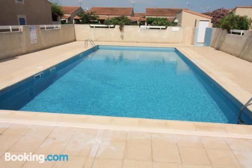 Maison Cabine avec Mezzanine piscine terrasse - 34517106 in VALRAS-PLAGE, France