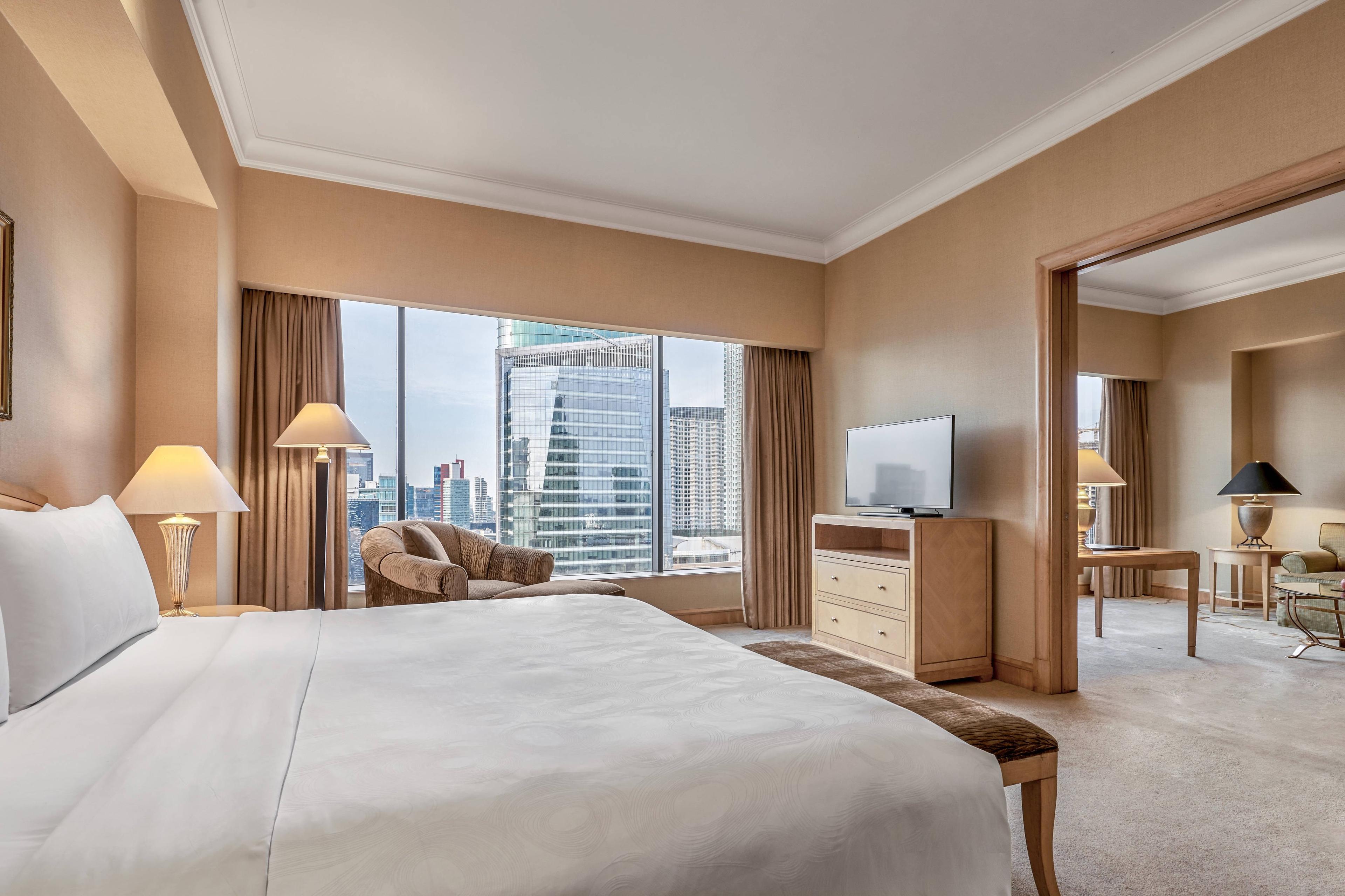 Our Governor Suite offers 84 square meters of space, and a private bedroom with king-size bed and a view of the city.