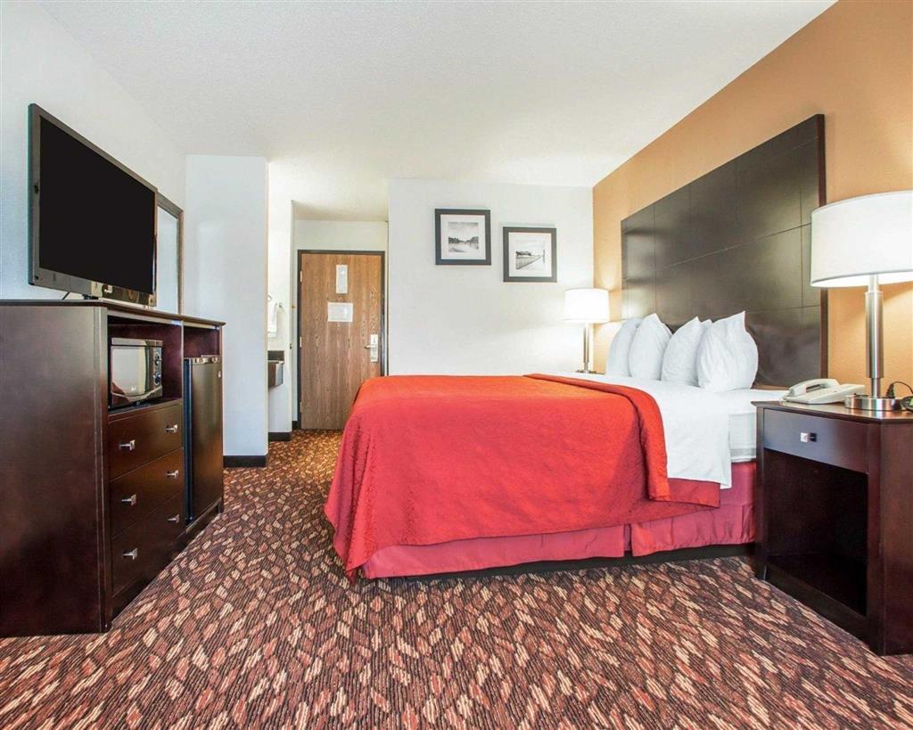 Well-equipped guest room