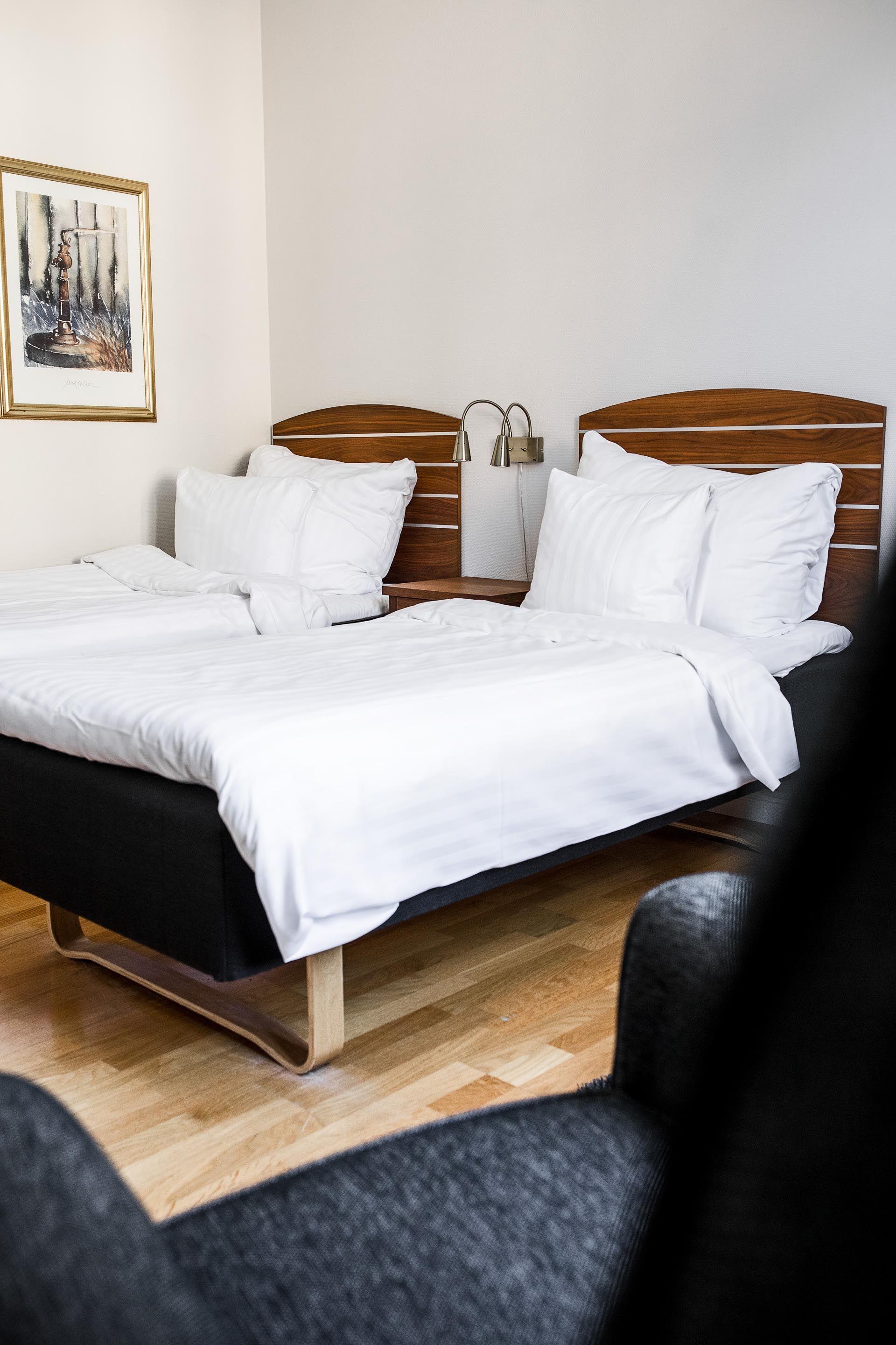 Standard twinroom- two separate beds - 90 cm each, bathroom with toilet and shower, hair dryer, TV, office desk with chair, telephone and desk light, coat rack, mirror, free wifi