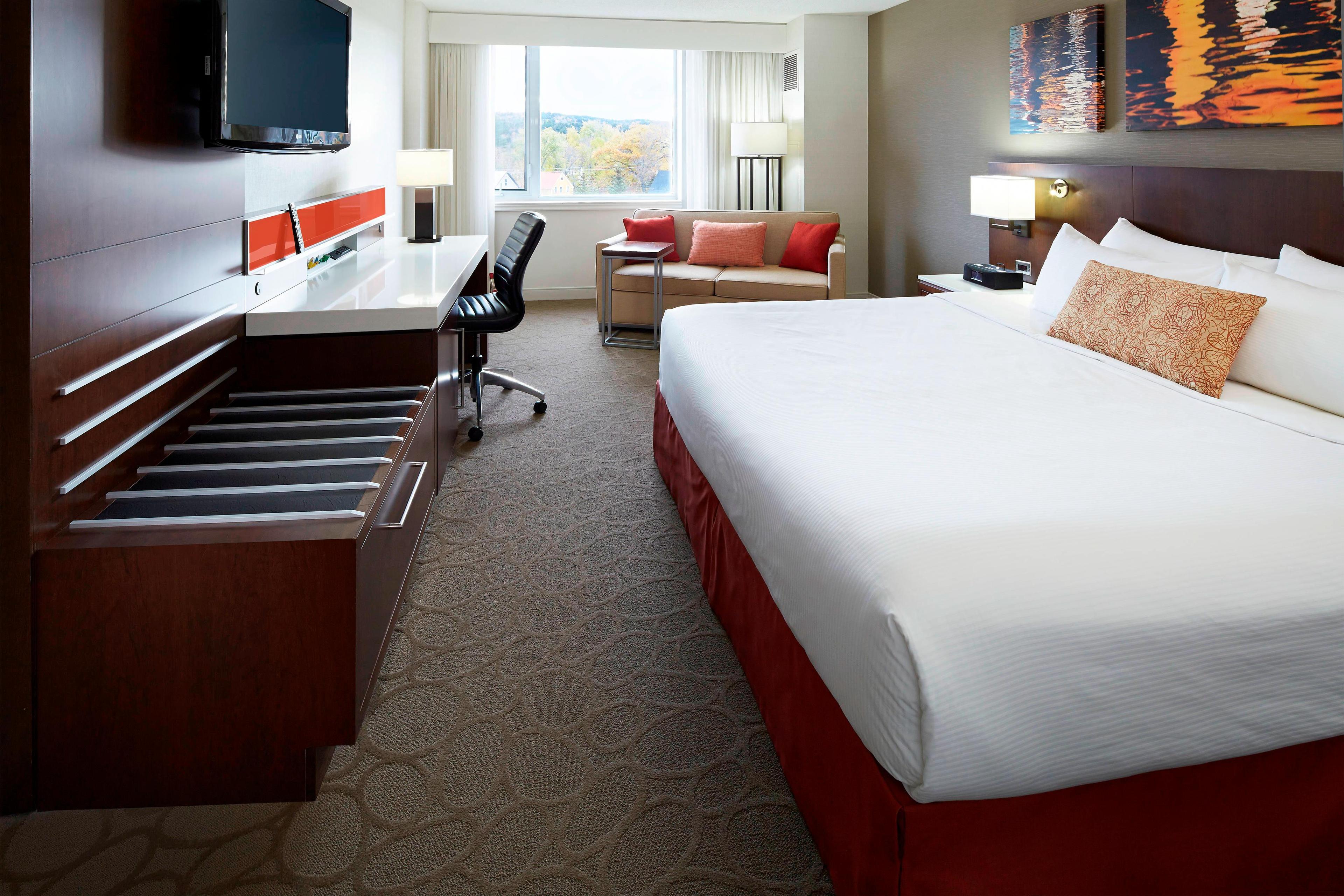 After a busy day in Fredericton, slip into a good night's sleep inspired by the luxurious bedding in our king guest room.