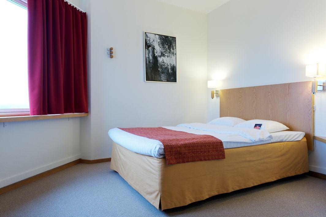 Standard Singleroom, TV and desk in all our rooms, as well as a bathroom with shower