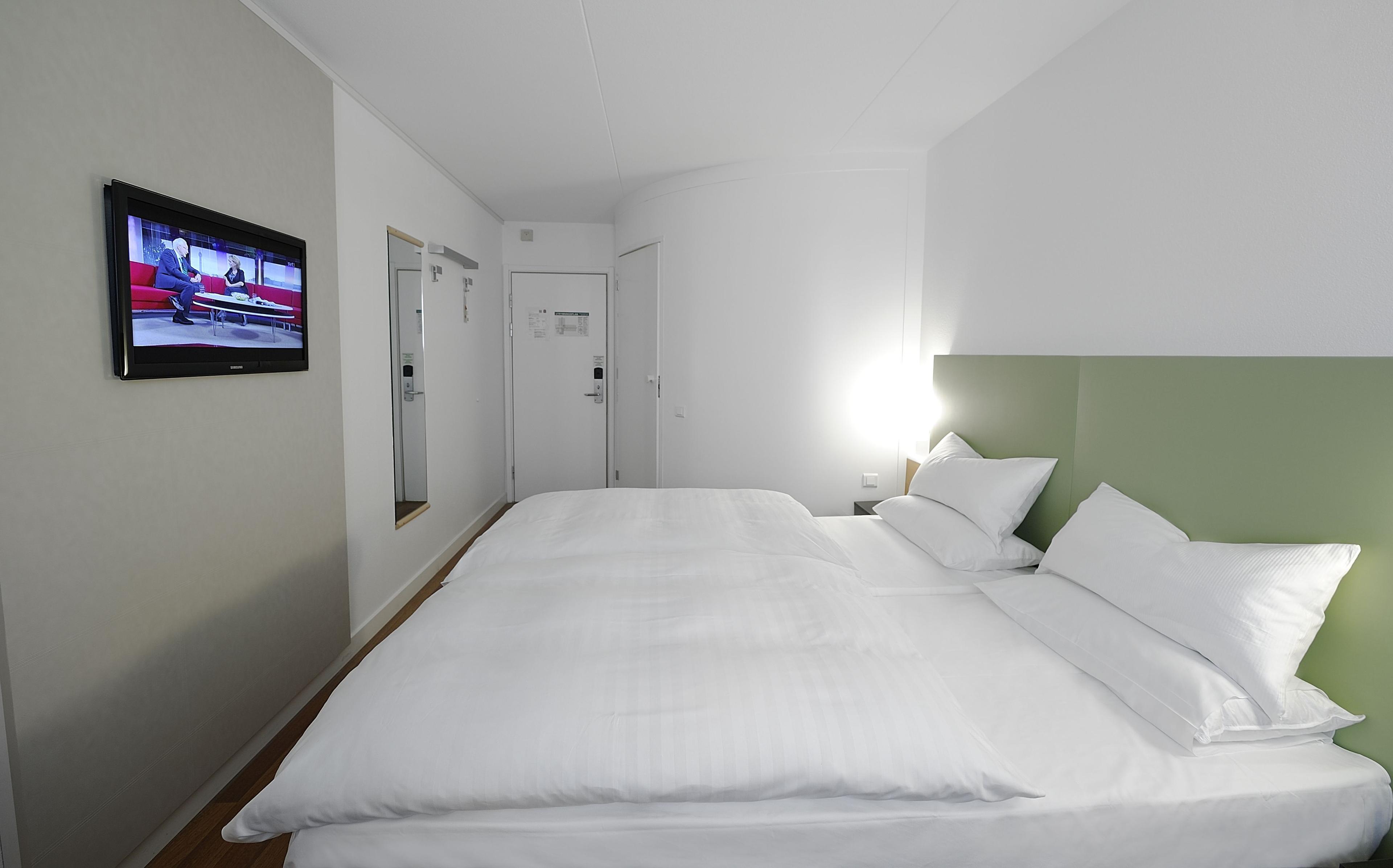 Free WiFi, flatscreen TV, a work area with desk. Beds are 2x90cm . Bathroom with shower.