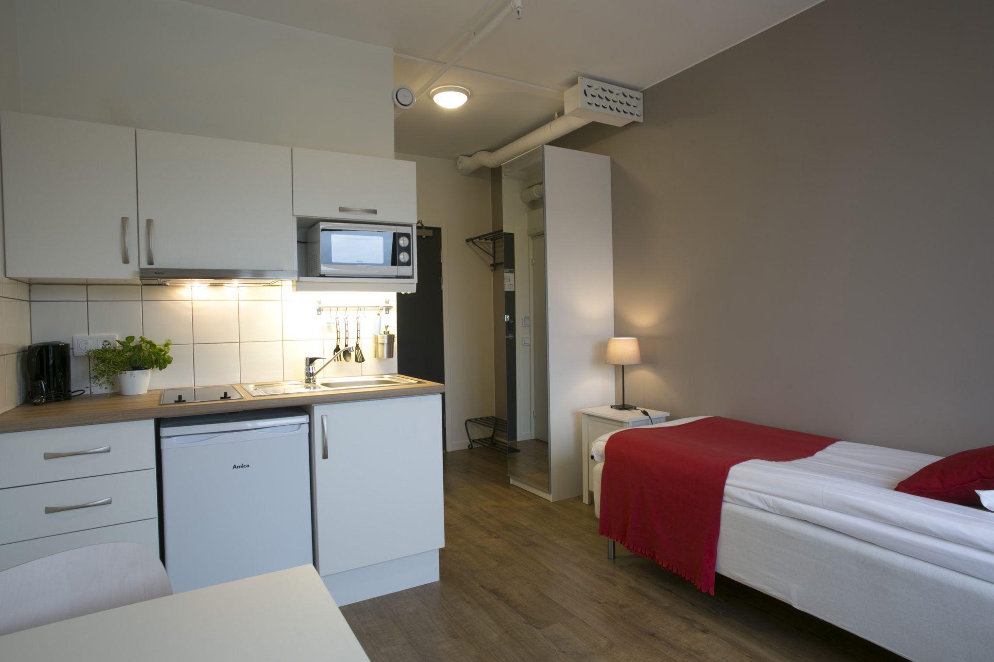 Our studio apartments is 17-19 sqm and has a fully equipped kitchenette with a stove, fridge with freezing compartment, microwave, kettle, dining table with chairs and a separate sitting area. 1 x 90 cm bed with pillow, duvet and bedlinnen. Bathroom with a shower and towels. Free Wi-Fi and Smart-Tv in every apartment and wardrobe with mirror door. Laundry room with iron and ironing boards and garbage room on each floor. Free access to the gym Puls & Traning.