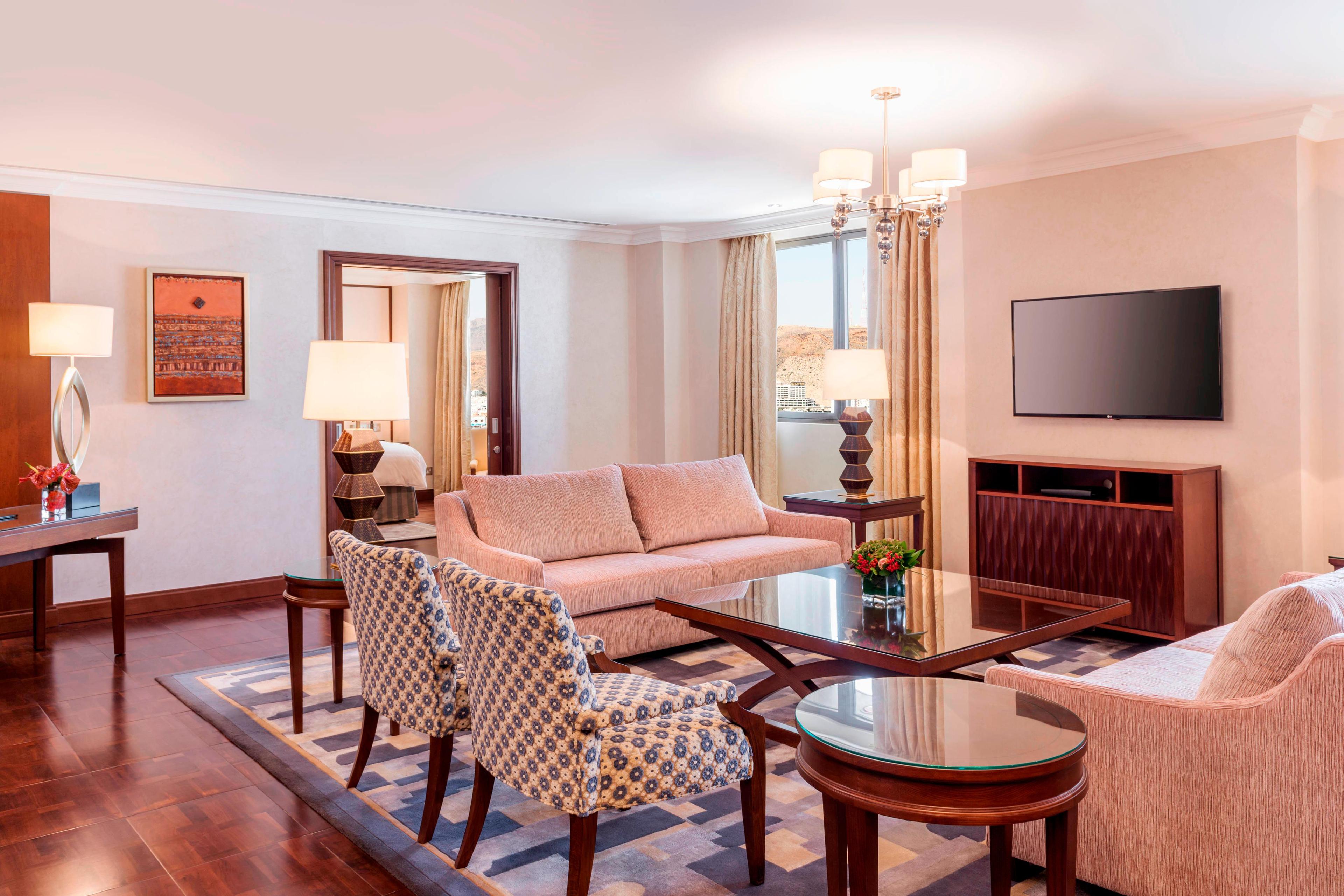 Our 5-star hotel's Diplomatic Suite features a generous lounge area, a dining space and a fully equipped kitchen.
