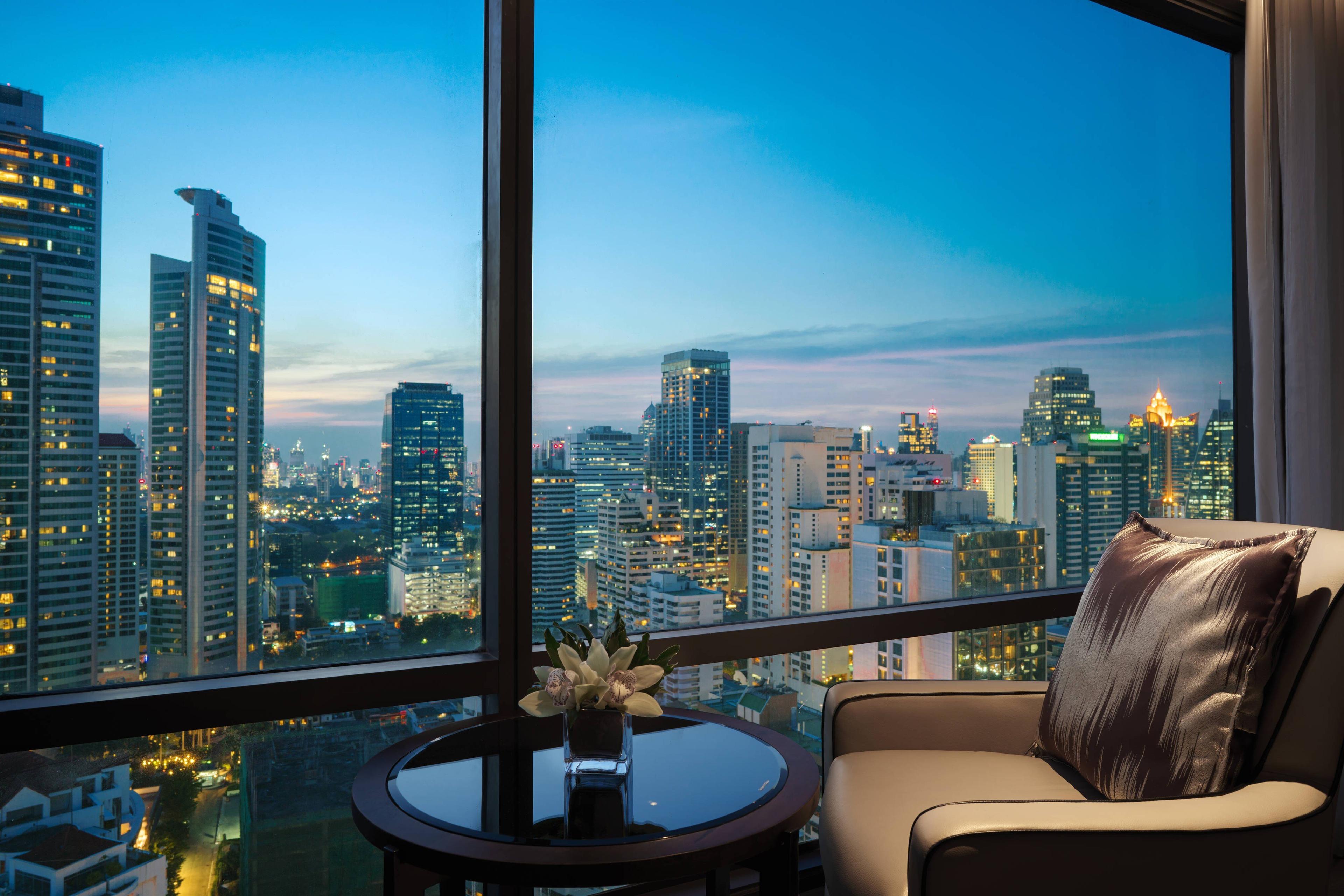 After a busy day on the bustling streets of Bangkok, guests can unwind in the peace and comfort of our city view rooms. Enjoy panoramic views of the glittering night-time skyline through floor-to-ceiling windows.