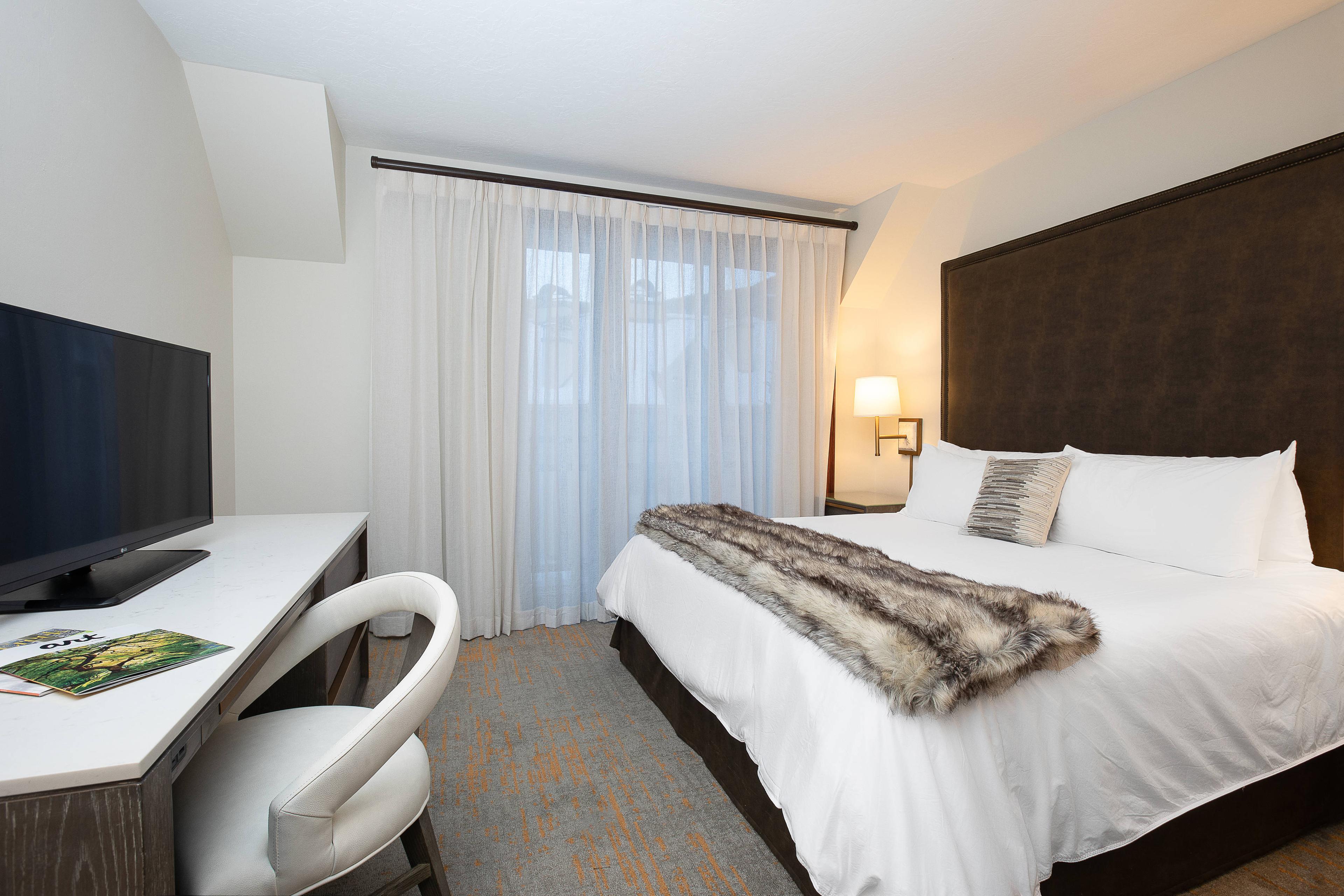 This cozy suite with one king-size bed boasts plush bedding, a warm fireplace, ergonomic workstation and floor-to-ceiling windows through which you can see the gorgeous water views.