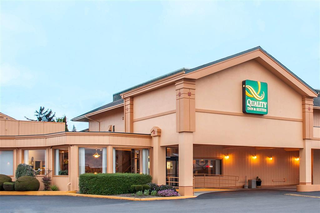 Hotel entrance Quality Inn