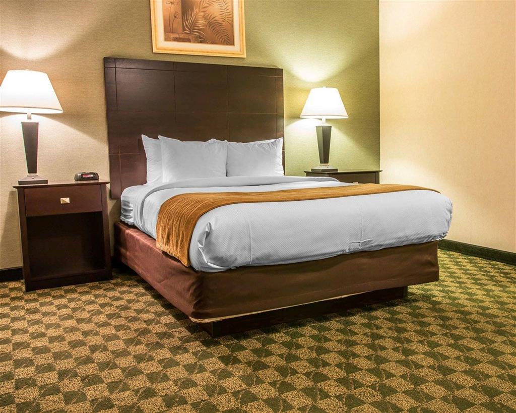 Guest room with queen bed