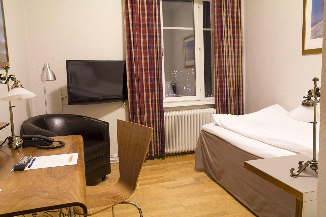 Single room One bed 90-120 cm, bathroom with toilet and shower, hair dryer, TV, office desk with chair, telephone, desk light, coat rack, mirror, free wifi