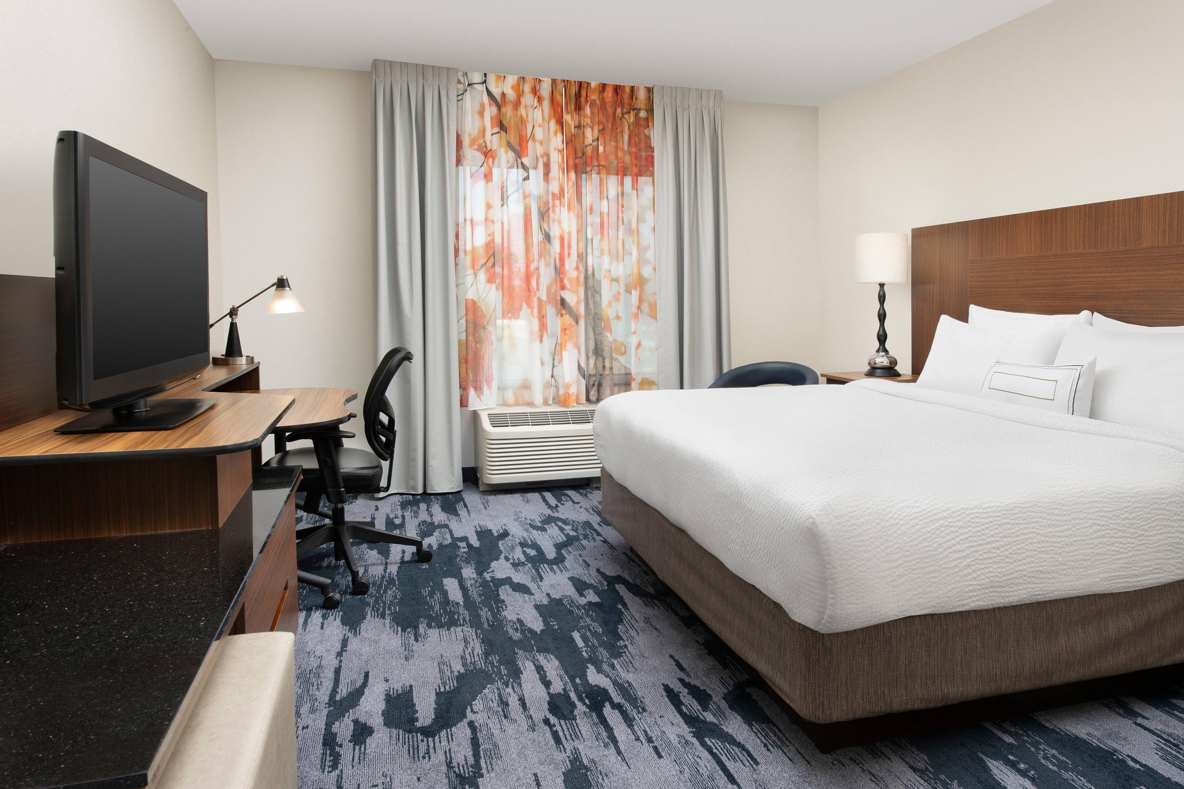 Our king guest rooms offer much more than just a large bed, including a large flat-panel TV, convenient work stations with free high-speed Wi-Fi, and warm natural lighting.