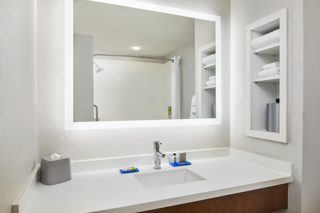 Relax in our Guest bathroom with modern marble finish.