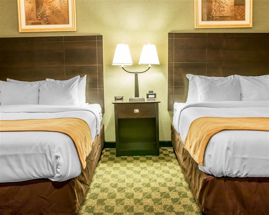 Guest room with queen beds