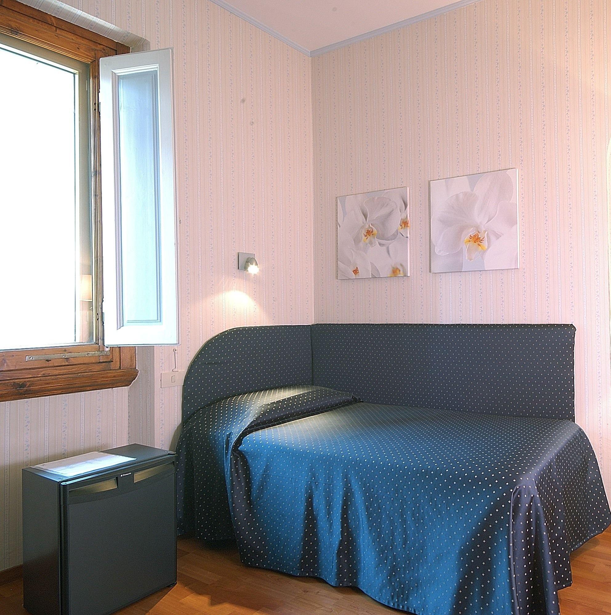 Single room with air conditioning, heating, desk, telephone, satellite TV, minibar and private bathroom with toiletries. Each room is different from the others for unique and particulars features.