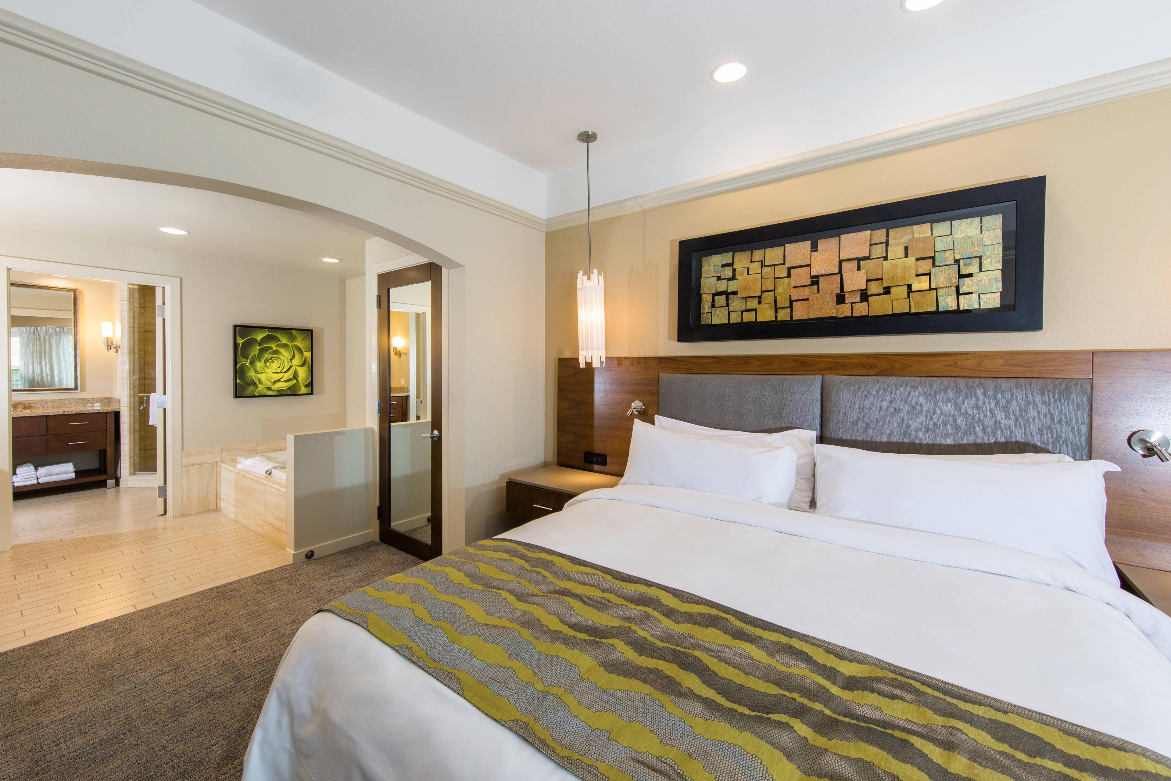 After a busy day in Palm Desert, you'll look forward to sinking in to the plush king bed in your master suite. The bedroom opens to a large bathroom with an oversized soaking tub.