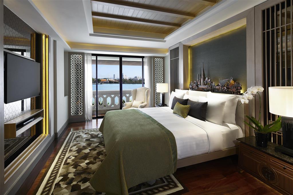 Two Bedroom Chao Phraya River View Suite master bedroom