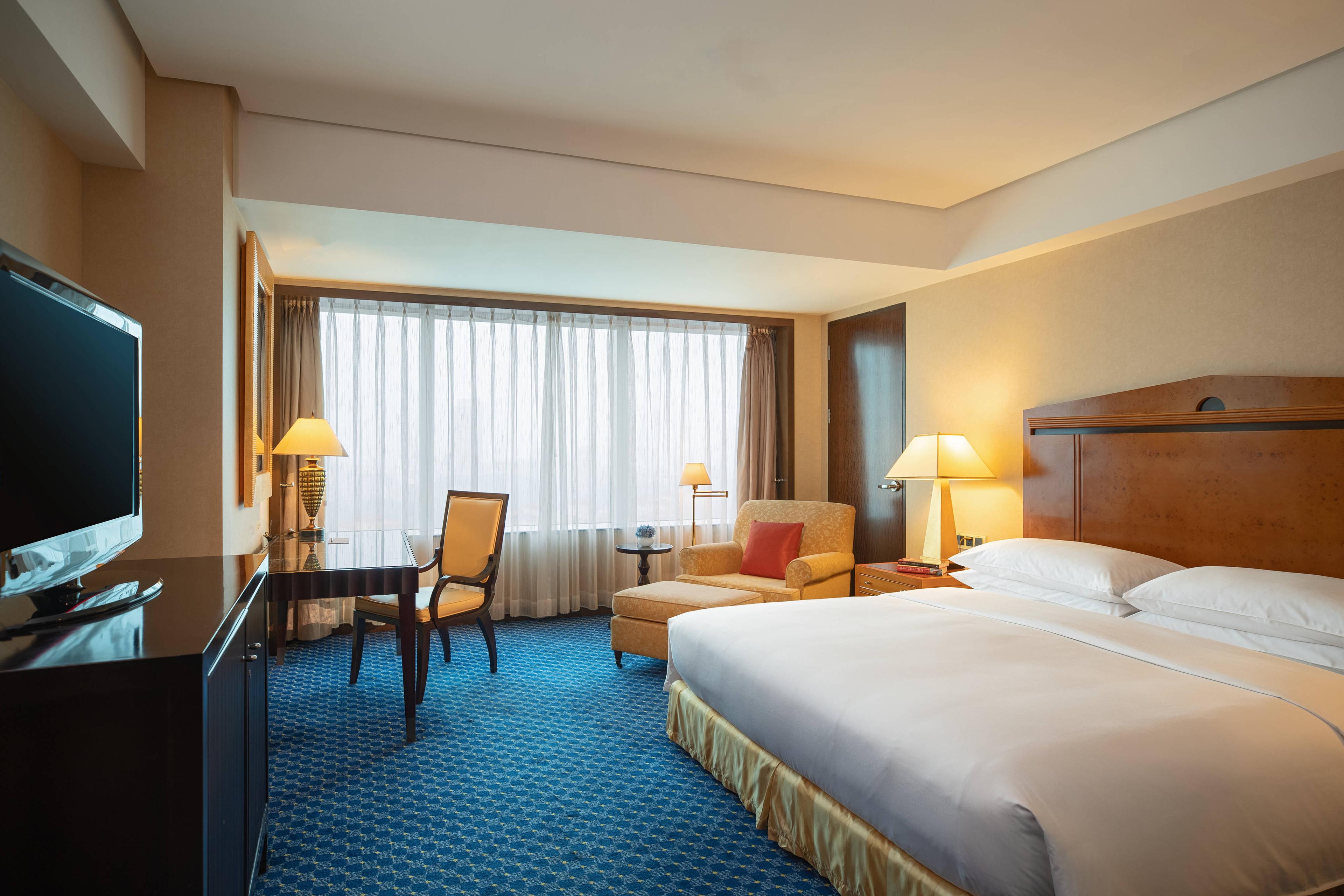 The deluxe king room is spacious and comfortable with a king bed, access to high-speed Internet, user-friendly working area and relaxing shower and bathtub.
