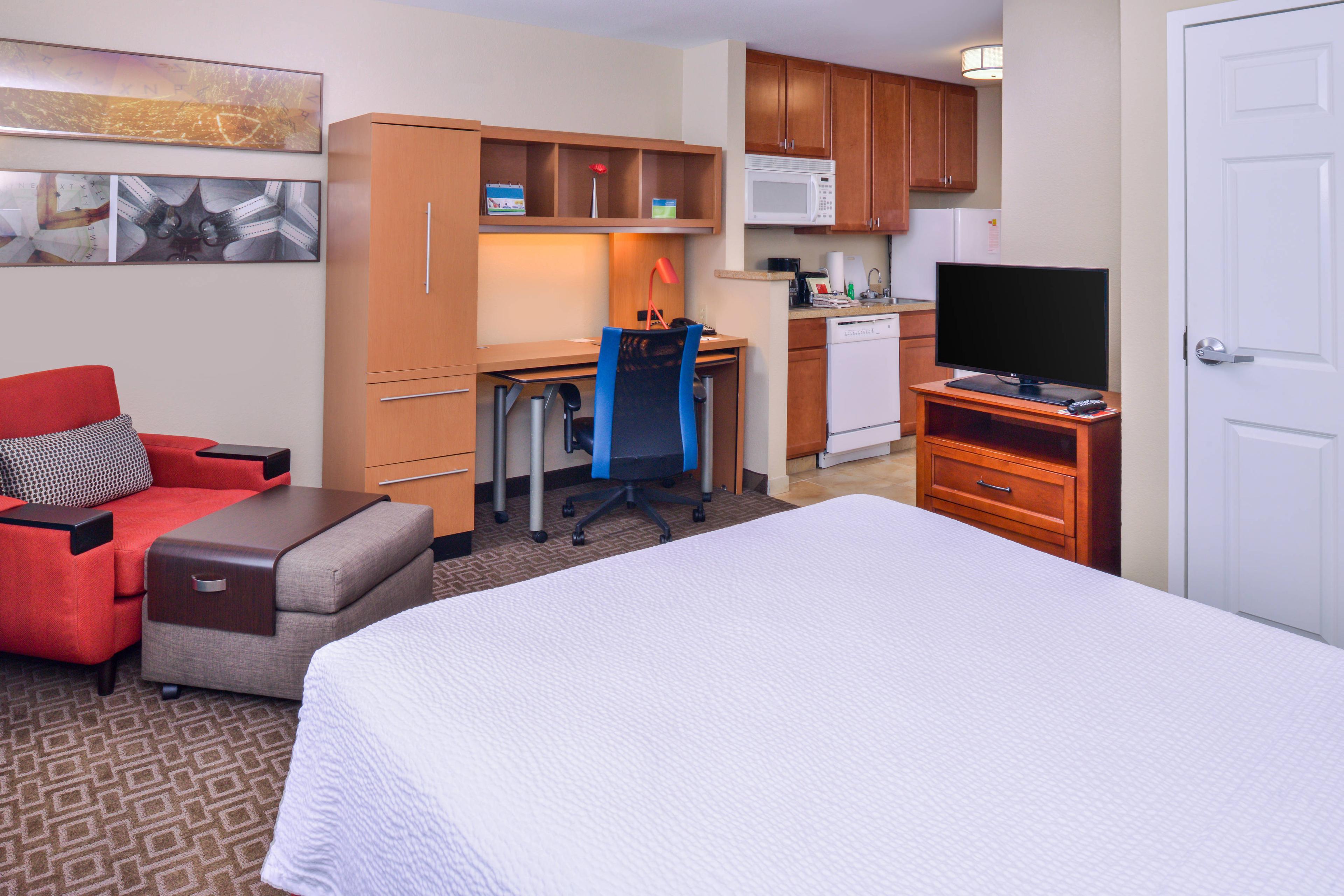 Our Studio Queen Suites feature a spacious queen-size bed with comfortable bedding; a full kitchen that includes a refrigerator, dishwasher, microwave, and stove top; a large work desk; and complimentary Wi-Fi.