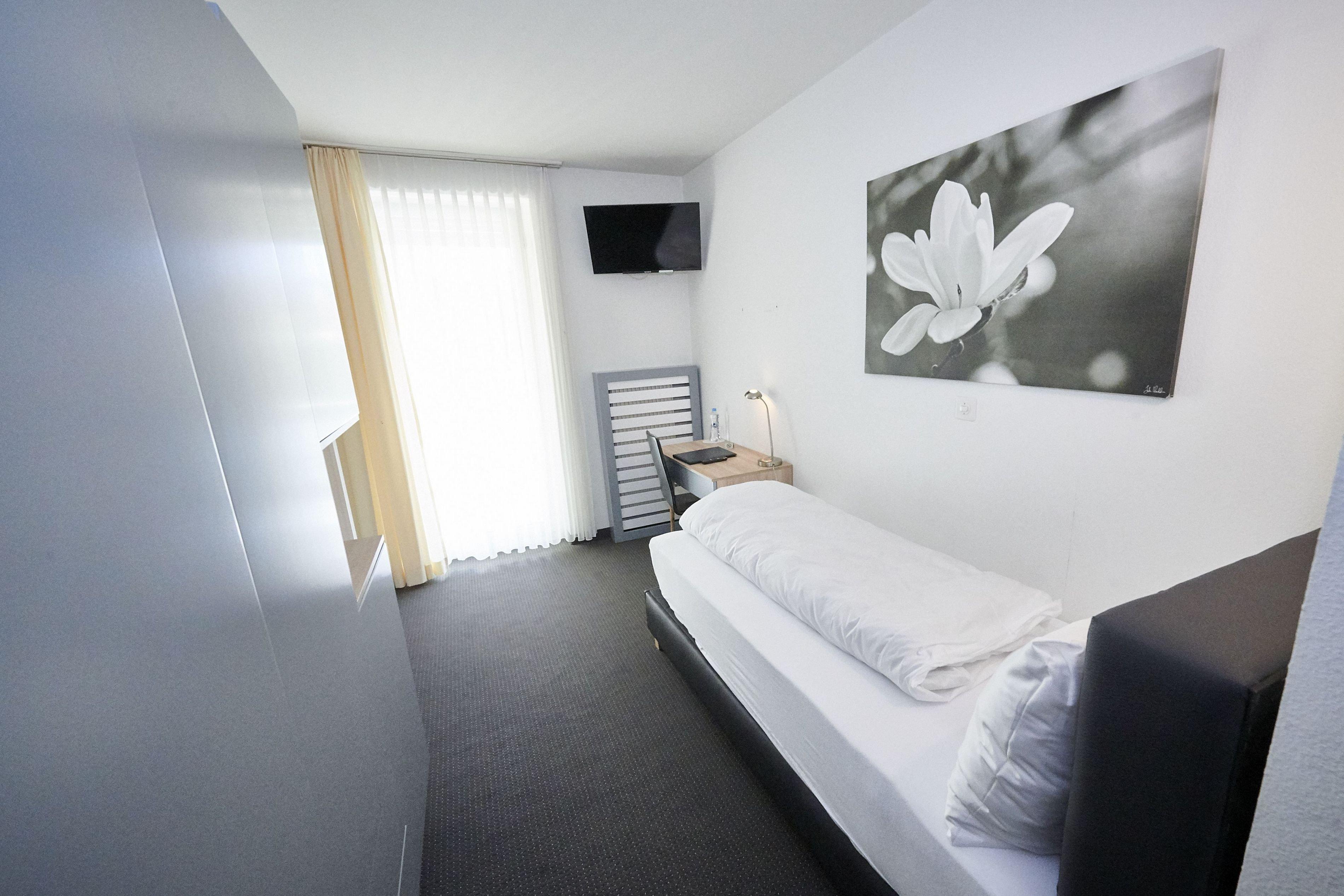 Single room standard with balcony The single rooms Standard 12-15 sqm are equipped with a direct dial telephone, cable TV, a safe, Free Wi-Fi and a hairdryer. The superior rooms offer you more space 15 - 18 sqm.