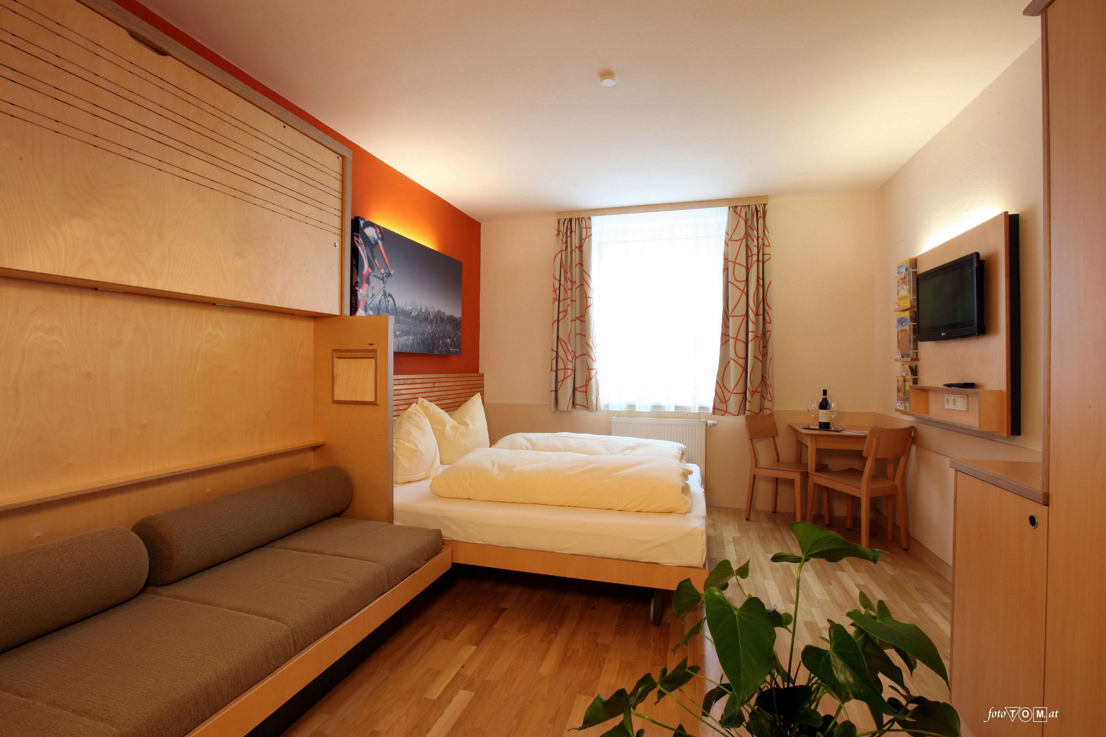 Our single rooms are furnished with TV, bathroom with shower, hairdryer, toilet and heating.