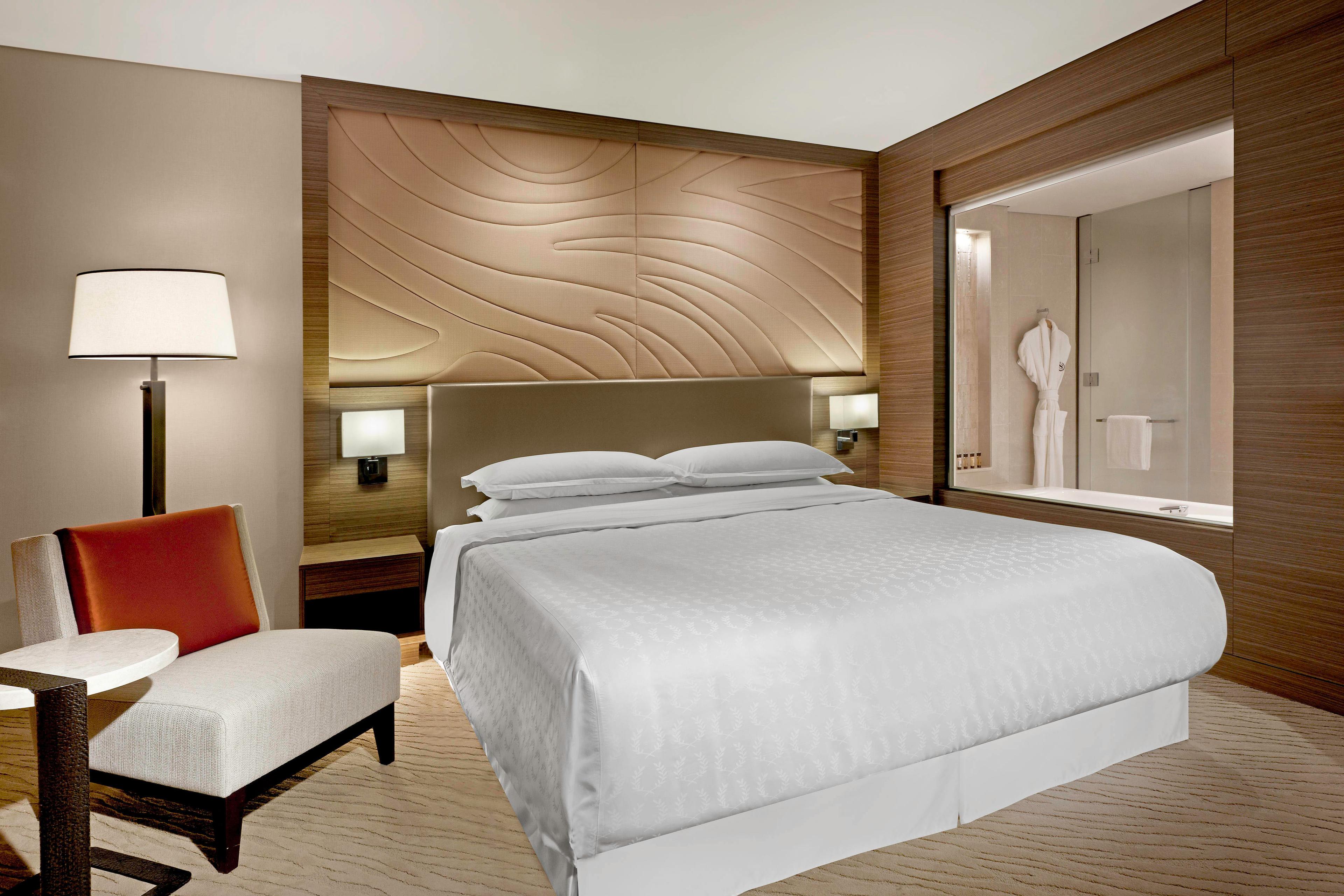 Experience a restful night’s sleep with a king Sheraton Signature Sleep Experience Beds in our modern guest room.