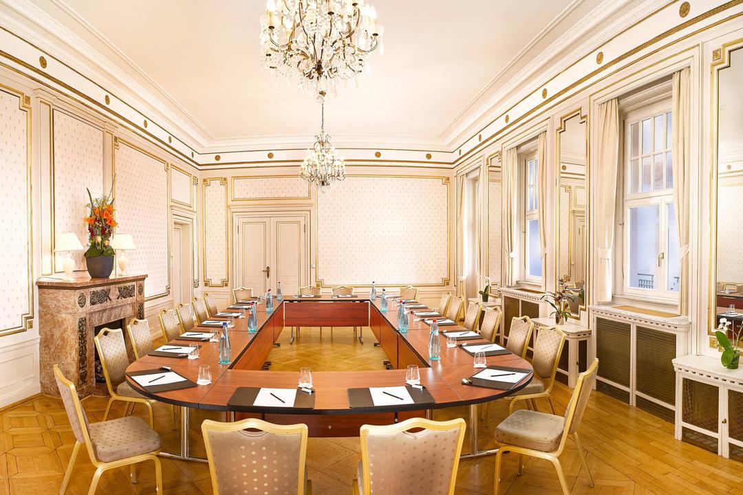 This exquisite room with its cream-coloured walls, golden ornaments, balcony access and magnificent view over the vibrant city of Frankfurt will not only make your wedding celebration an unforgettable event, but is also ideal for other types of meetings, conferences, parties and celebrations.Featuring its own fireplace, this warm and comfortable space is perfect for accommodating you and your guests.