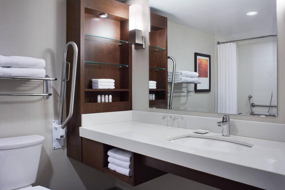Accessible bathrooms are available in our king guest rooms. They feature a roll-in shower, adjustable bench and shower bar. To book this guest bathroom, please contact the hotel directly.