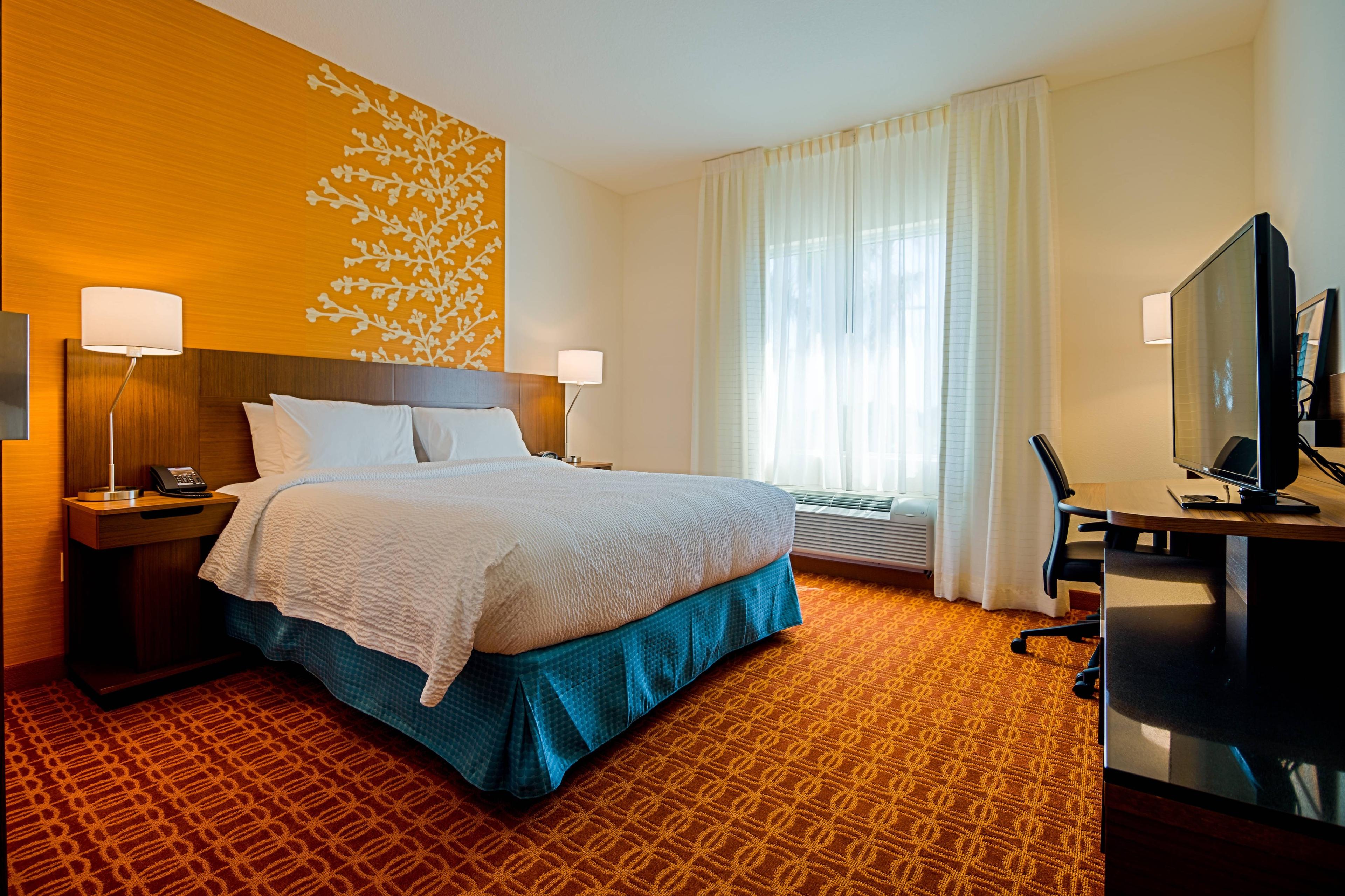 Sleep tight nestled in a king bed when you book a king guest room complete with a flat-panel TV, ergonomic workstation and free high-speed Wi-Fi.