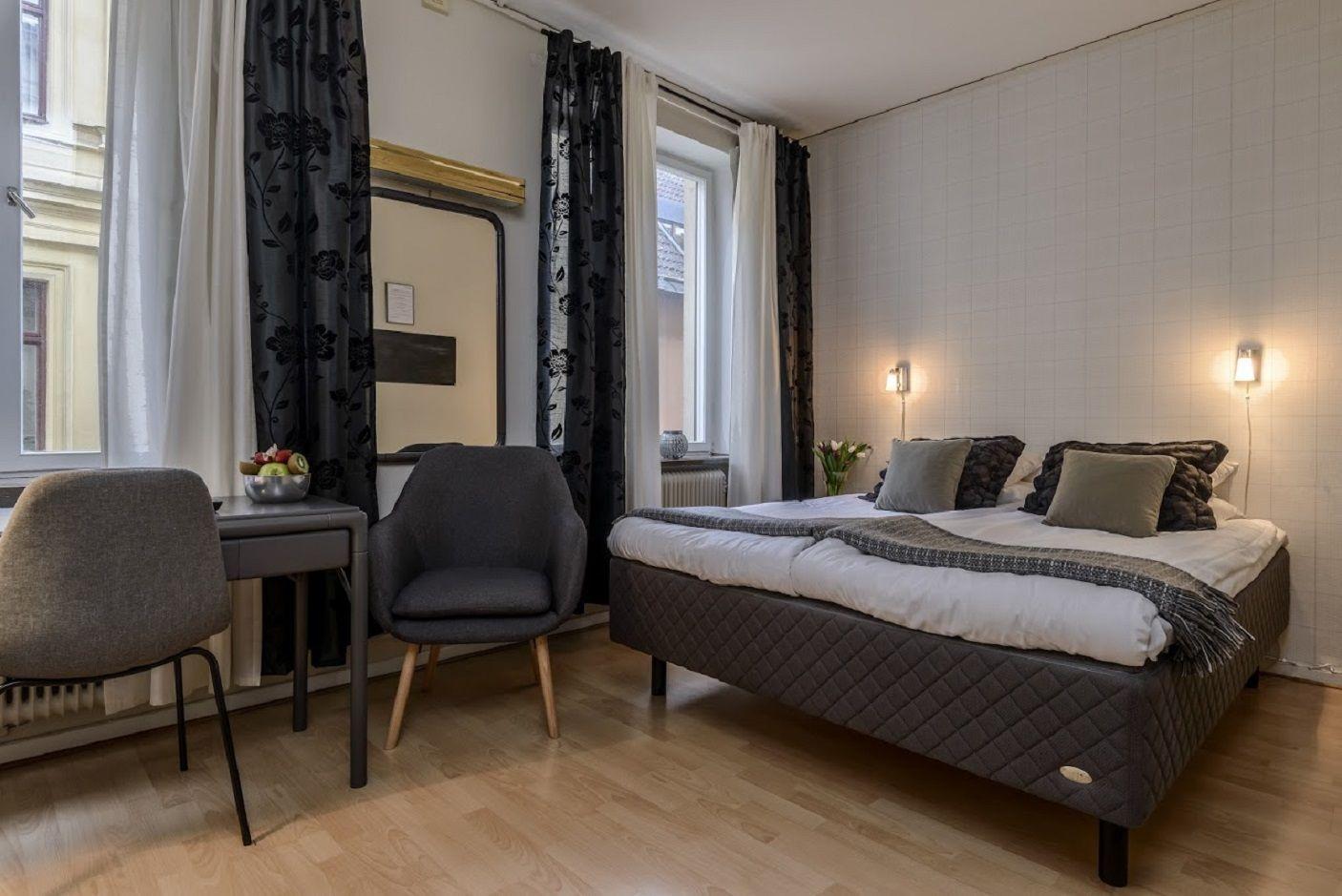 Double room incl. buffebreakfast - comfortably furnished with harmonious colors, sofa or armchairs, TV, Free WIFI. WC / shower. All rooms are fitted with beds from DUX®. Extra bed is available for a third person in this room.