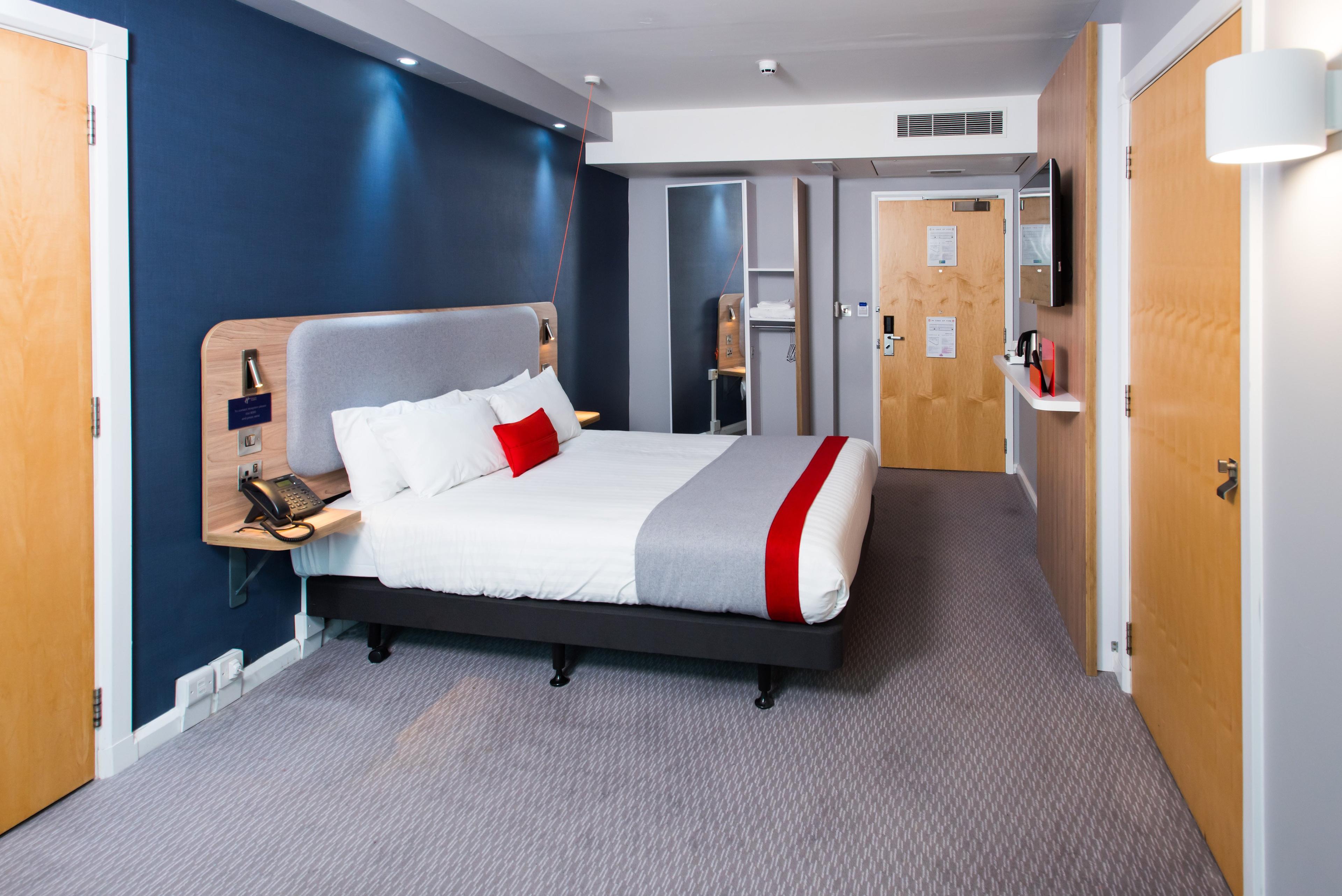 Practical and comfortable accessible hotel room in Leeds