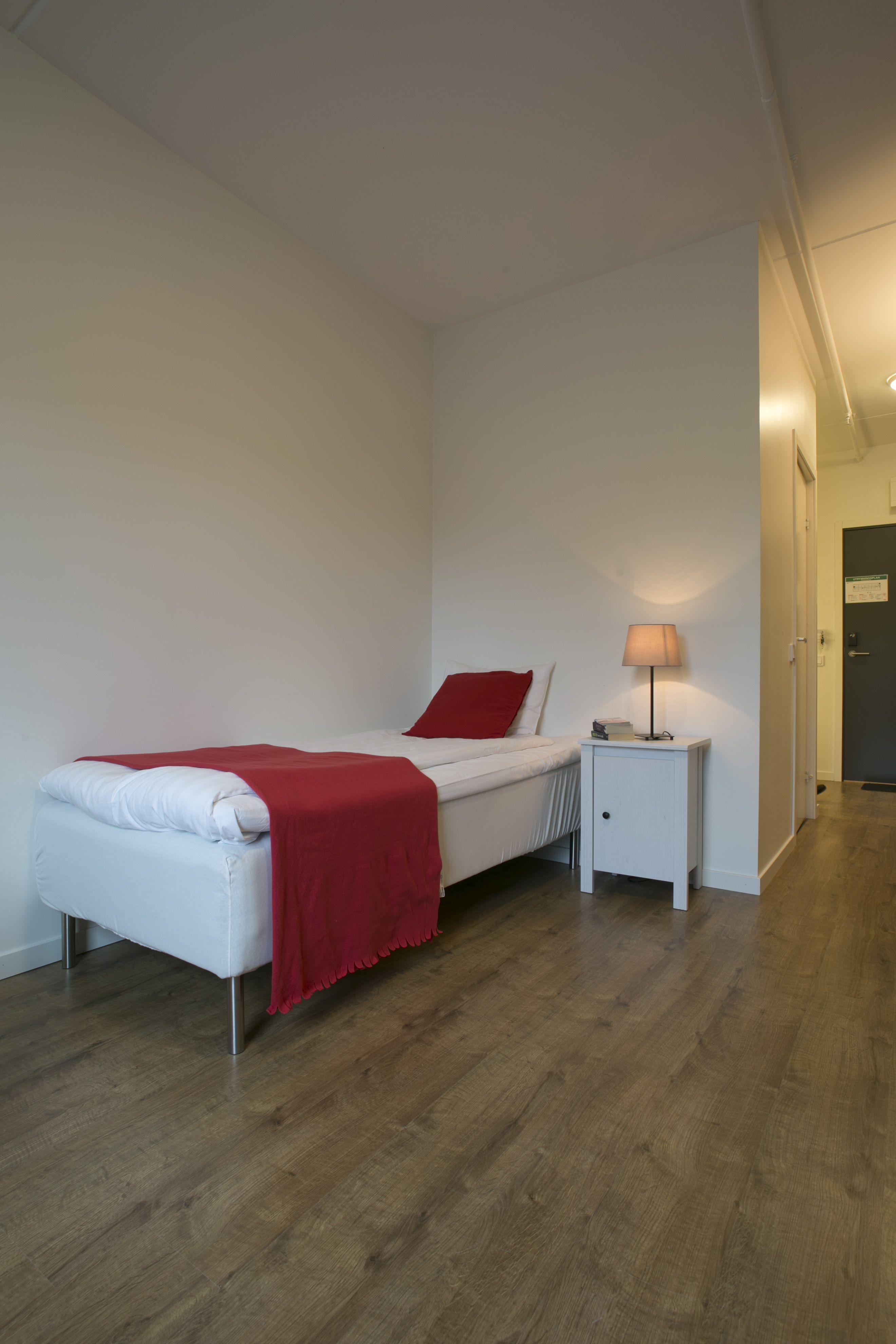 Our studio apartments is 24 sqm and have a fully equipped kitchenette with a stove, fridge with freezer and microwave, kettle, dining table with chairs and a separate sitting area. 1 x 90 cm bed with pillow, duvet and bedlinnen. Bathroom with a shower and towels. Wi-Fi and Smart-Tv in every apartment and wardrobe with mirror door. Laundry room with iron and ironing boards and garbage room on each floor. Free access to the gym Puls & Träning.