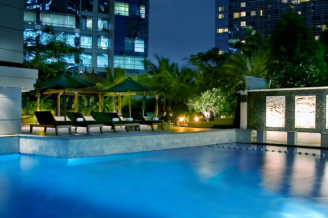 There's nothing like a pool with a city view. Enjoy a relaxing swim during your stay at our Jakarta luxury hotel.