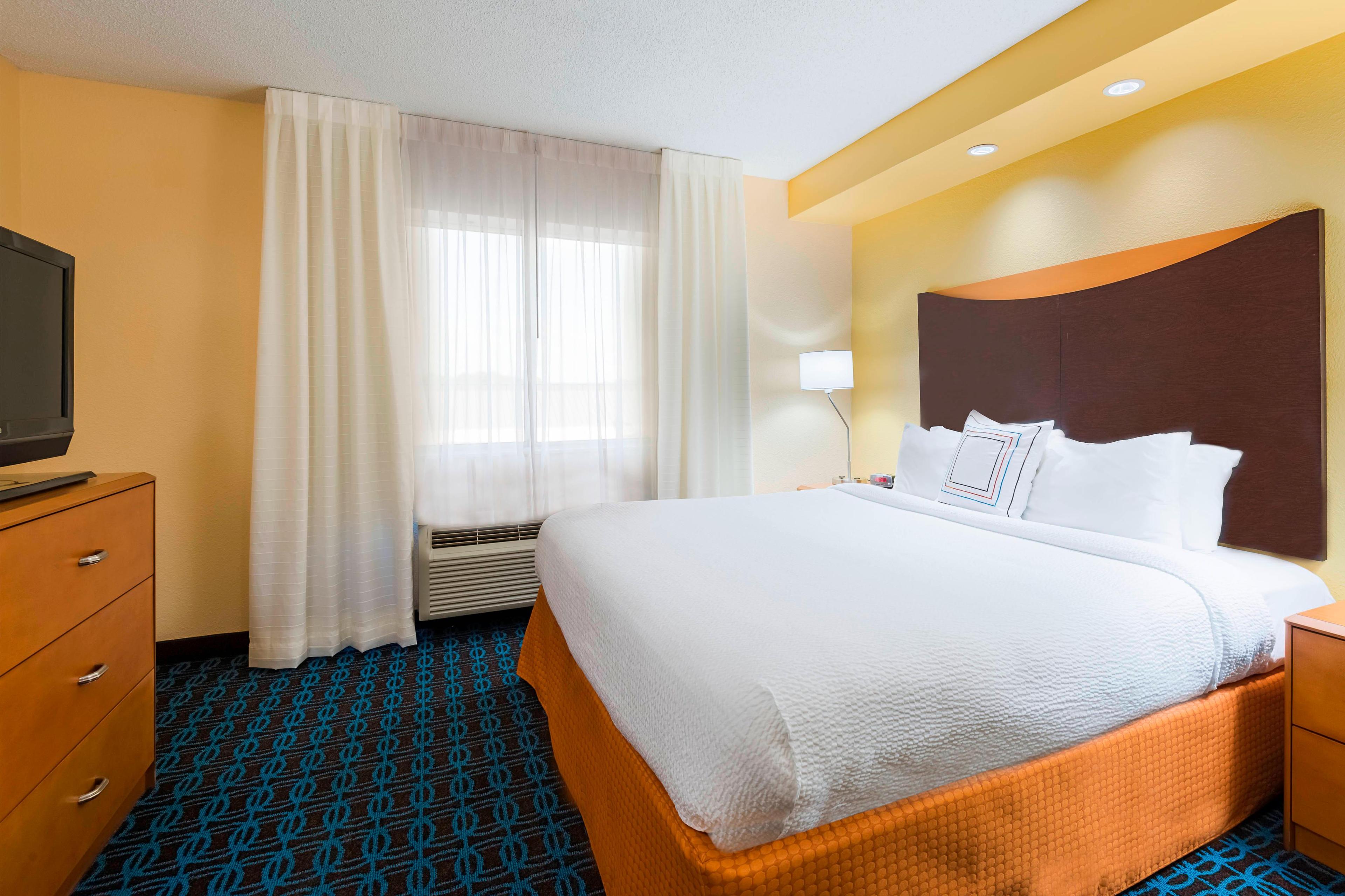 Our Fairfield Inn & Suites in Mobile features rooms with one king or two double beds and a King Suite. Fall in love with our room designs featuring luxurious bedding, crisp linens, plush pillows and thick comfortable mattresses. Each room has high-speed Internet access and flat-panel HDTVs.