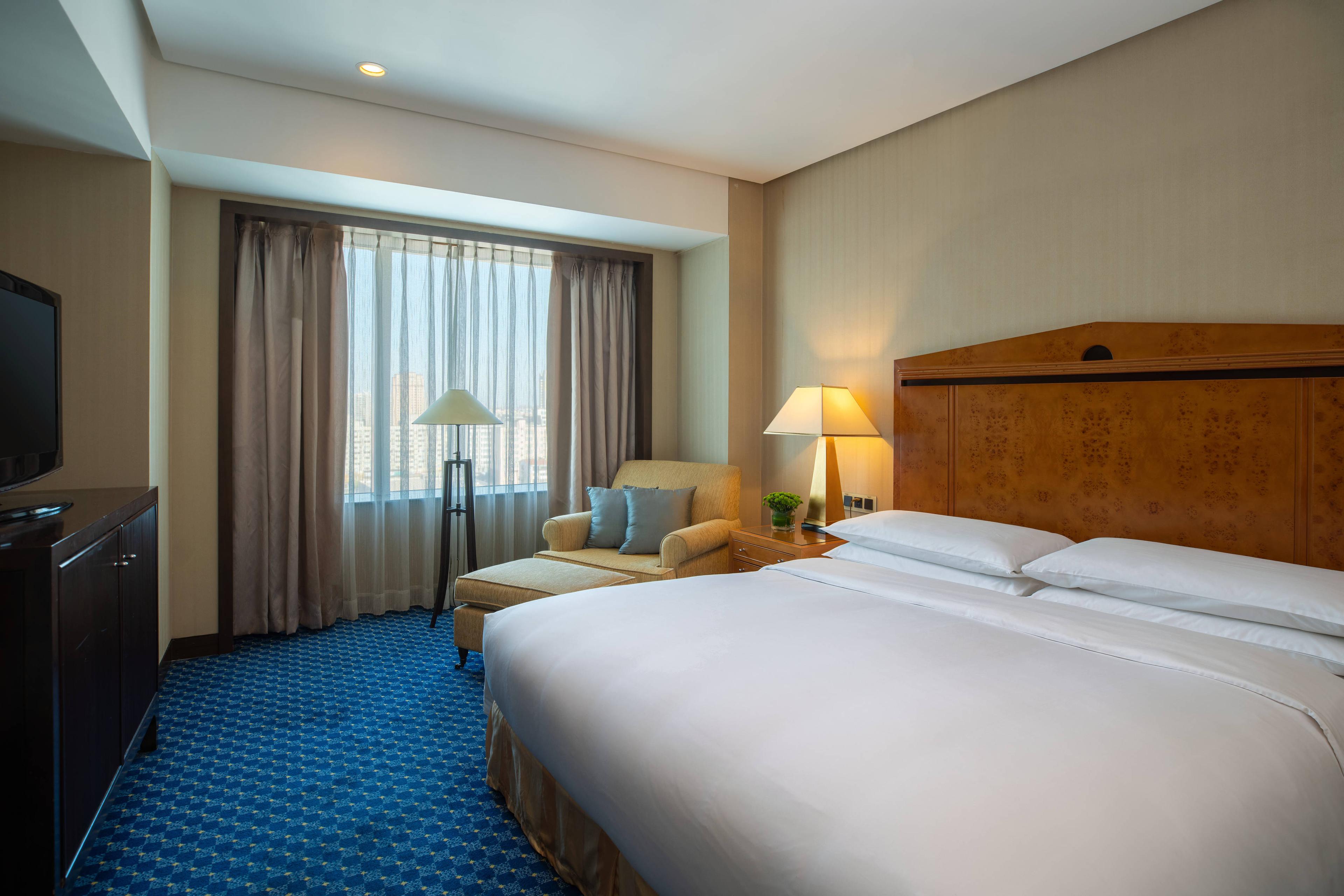 The junior suite room is spacious and comfortable with a king bed, access to high-speed Internet and relaxing shower and bathtub.