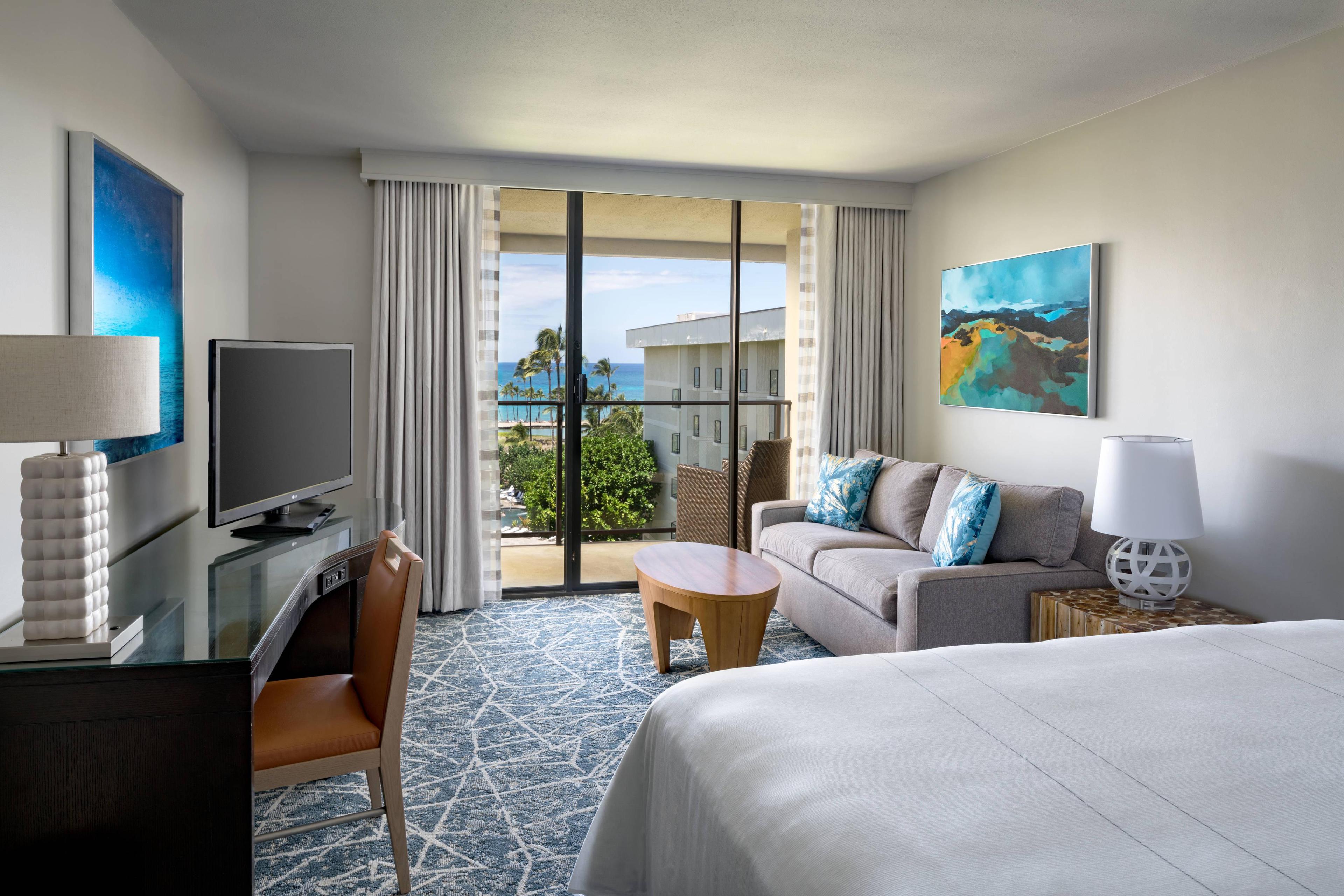 Whether working or lounging, our king room will give you the room you need. Ample work space and a partial view of the ocean offers just the thing.