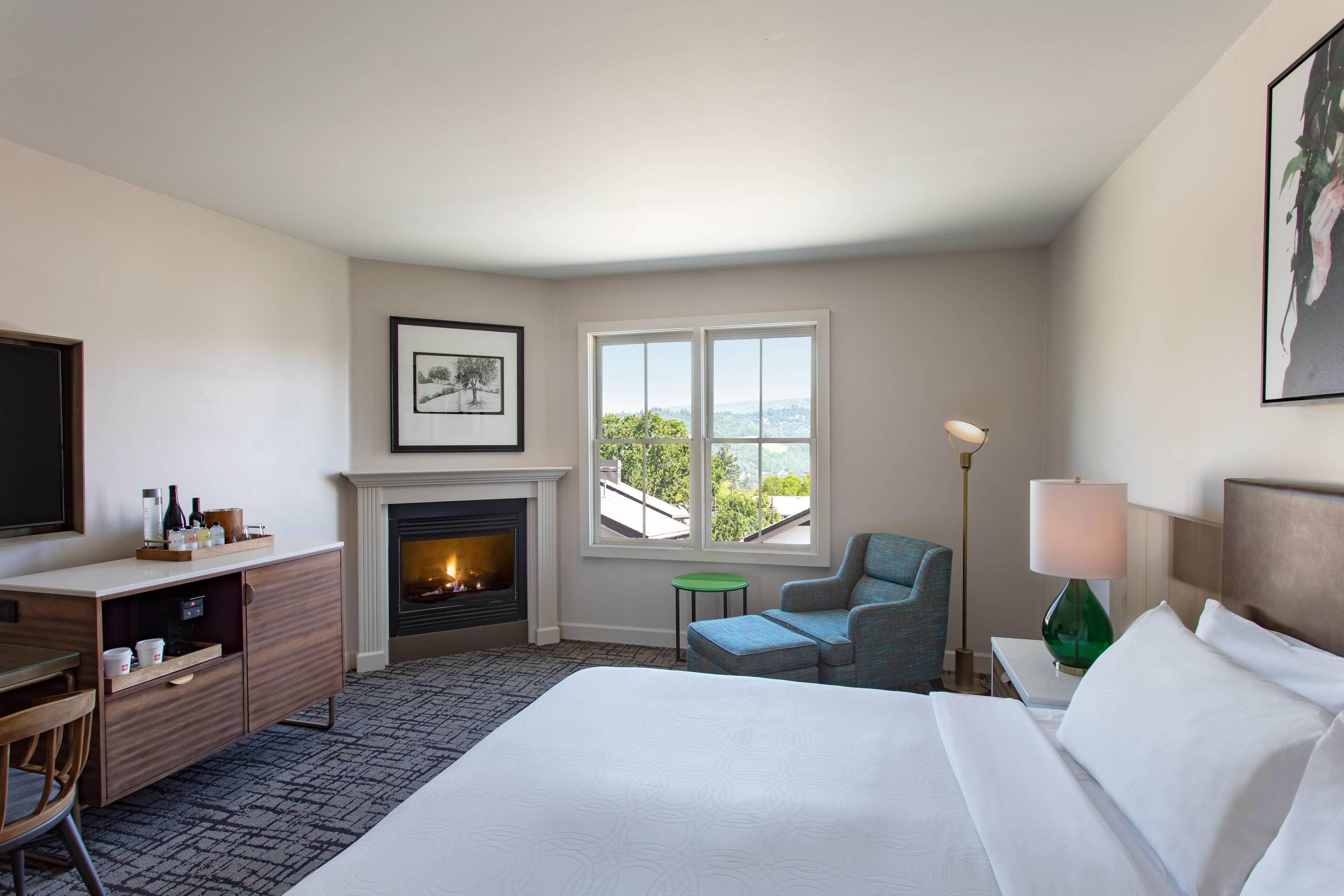 With a plush bed, pillow-top mattress, designer duvet, cozy fireplace, and an array of crafted signature amenities, it’s easy to unwind in a spacious Lodge King.