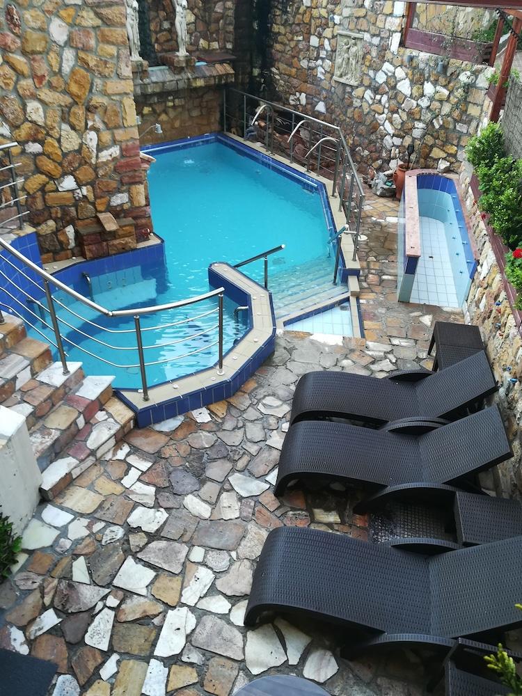 9 Queens Spa Hotel in Istiaia-Aidipsos, Greece
